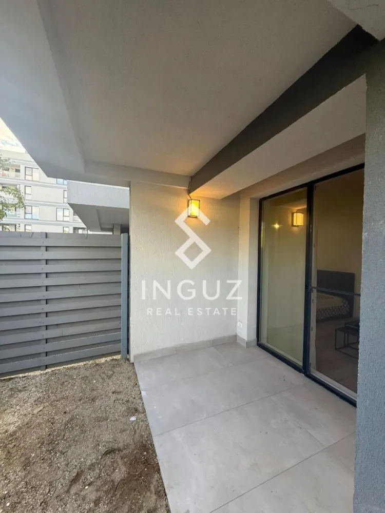 Garsonieră de închiriat – Ghica Apartments | Curte proprie | Prim - Garsonieră de închiriat – Ghica Apartments | Curte proprie | Prima închiriere

Strada Baicului nr. 55 – Complex Ghica Apartments

Se oferă spre închiriere o garsonieră modernă, spațioasă și primitoare, situată la parter, cu curte proprie, într-un complex nou, finalizat în 2023.

Ideală pentru persoane care caută confort imediat, liniște și un spațiu bine organizat.

Detalii proprietate:

Suprafață: 49 mp (inclusiv curte privată)
Parter + curte proprie
Complet mobilată și utilată (prima închiriere)
Smart TV
Frigider
Mașină de spălat rufe
Mașină de spălat vase
Aragaz + cuptor + hotă
Încălzire în pardoseală cu termostate individuale
Internet de mare viteză + cablu TV

Avantaje locație:

5 min până la stația STB (linie 143)
15 min până la Mega Mall
7 min cu mașina până la metrou Obor
Complex nou cu curte interioară și spații verzi
Posibilitate închiriere loc de parcare

Disponibilitate: începând cu 15 mai

Preț: 550 EUR / lună
Commission 50%