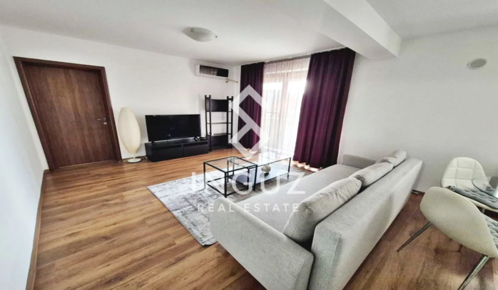 Apartament 2 camere de închiriat – Mihai Bravu | 10 min metrou | Prima - Apartament 2 camere de închiriat – Mihai Bravu | 10 min metrou | Prima închiriere

Se oferă spre închiriere un apartament de 2 camere, situat în Sector 3, pe Strada Vailor, la doar 10 minute de mers pe jos de metrou Mihai Bravu, într-o zonă liniștită de case.

Apartamentul are o suprafață utilă de 48 mp, este amplasat la etajul 1 într-un imobil construit în 2014 și se află la prima închiriere, fiind proaspăt renovat și pregătit pentru mutare imediată.

Detalii proprietate:

Compartimentare semidecomandată
Living cu bucătărie open space
Dormitor separat
Baie cu cadă
2 balcoane
Centrală termică proprie (schimbată acum 2 ani)
Aer condiționat

Dotări și electrocasnice:

Cuptor și plită Bosch
Mașină de spălat cu uscător LG
Frigider Gorenje No Frost
Hotă Gorenje
Smart TV LG

Toate electrocasnicele sunt în stare foarte bună, achiziționate recent.

Avantaje:

Zonă liniștită
Acces rapid la metrou și mijloace de transport
Apartament luminos, curat și bine întreținut
Ideal pentru cuplu sau o persoană

📅 Disponibil imediat

💶 Preț: 500 € / lună
📌 Comision agenție: 50% din prima lună