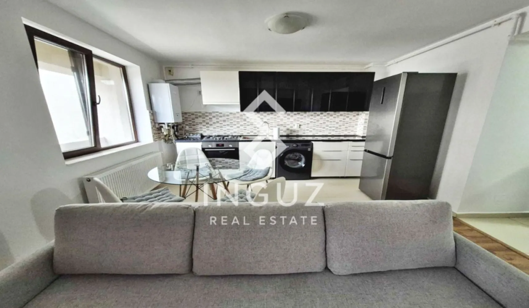 Apartament 2 camere de închiriat – Mihai Bravu | 10 min metrou | Prima - Apartament 2 camere de închiriat – Mihai Bravu | 10 min metrou | Prima închiriere

Se oferă spre închiriere un apartament de 2 camere, situat în Sector 3, pe Strada Vailor, la doar 10 minute de mers pe jos de metrou Mihai Bravu, într-o zonă liniștită de case.

Apartamentul are o suprafață utilă de 48 mp, este amplasat la etajul 1 într-un imobil construit în 2014 și se află la prima închiriere, fiind proaspăt renovat și pregătit pentru mutare imediată.

Detalii proprietate:

Compartimentare semidecomandată
Living cu bucătărie open space
Dormitor separat
Baie cu cadă
2 balcoane
Centrală termică proprie (schimbată acum 2 ani)
Aer condiționat

Dotări și electrocasnice:

Cuptor și plită Bosch
Mașină de spălat cu uscător LG
Frigider Gorenje No Frost
Hotă Gorenje
Smart TV LG

Toate electrocasnicele sunt în stare foarte bună, achiziționate recent.

Avantaje:

Zonă liniștită
Acces rapid la metrou și mijloace de transport
Apartament luminos, curat și bine întreținut
Ideal pentru cuplu sau o persoană

📅 Disponibil imediat

💶 Preț: 500 € / lună
📌 Comision agenție: 50% din prima lună