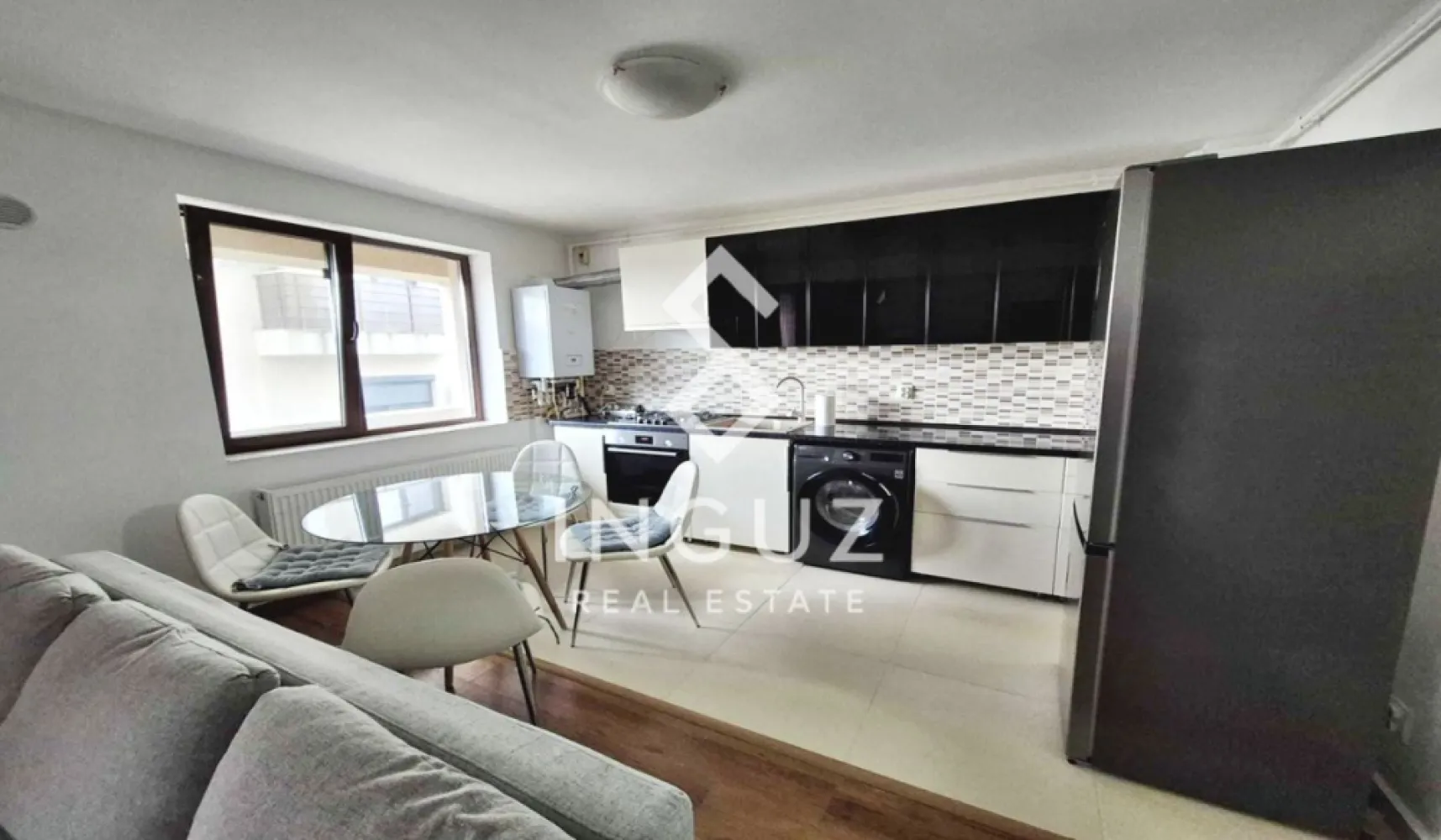 Apartament 2 camere de închiriat – Mihai Bravu | 10 min metrou | Prima - Apartament 2 camere de închiriat – Mihai Bravu | 10 min metrou | Prima închiriere

Se oferă spre închiriere un apartament de 2 camere, situat în Sector 3, pe Strada Vailor, la doar 10 minute de mers pe jos de metrou Mihai Bravu, într-o zonă liniștită de case.

Apartamentul are o suprafață utilă de 48 mp, este amplasat la etajul 1 într-un imobil construit în 2014 și se află la prima închiriere, fiind proaspăt renovat și pregătit pentru mutare imediată.

Detalii proprietate:

Compartimentare semidecomandată
Living cu bucătărie open space
Dormitor separat
Baie cu cadă
2 balcoane
Centrală termică proprie (schimbată acum 2 ani)
Aer condiționat

Dotări și electrocasnice:

Cuptor și plită Bosch
Mașină de spălat cu uscător LG
Frigider Gorenje No Frost
Hotă Gorenje
Smart TV LG

Toate electrocasnicele sunt în stare foarte bună, achiziționate recent.

Avantaje:

Zonă liniștită
Acces rapid la metrou și mijloace de transport
Apartament luminos, curat și bine întreținut
Ideal pentru cuplu sau o persoană

📅 Disponibil imediat

💶 Preț: 500 € / lună
📌 Comision agenție: 50% din prima lună