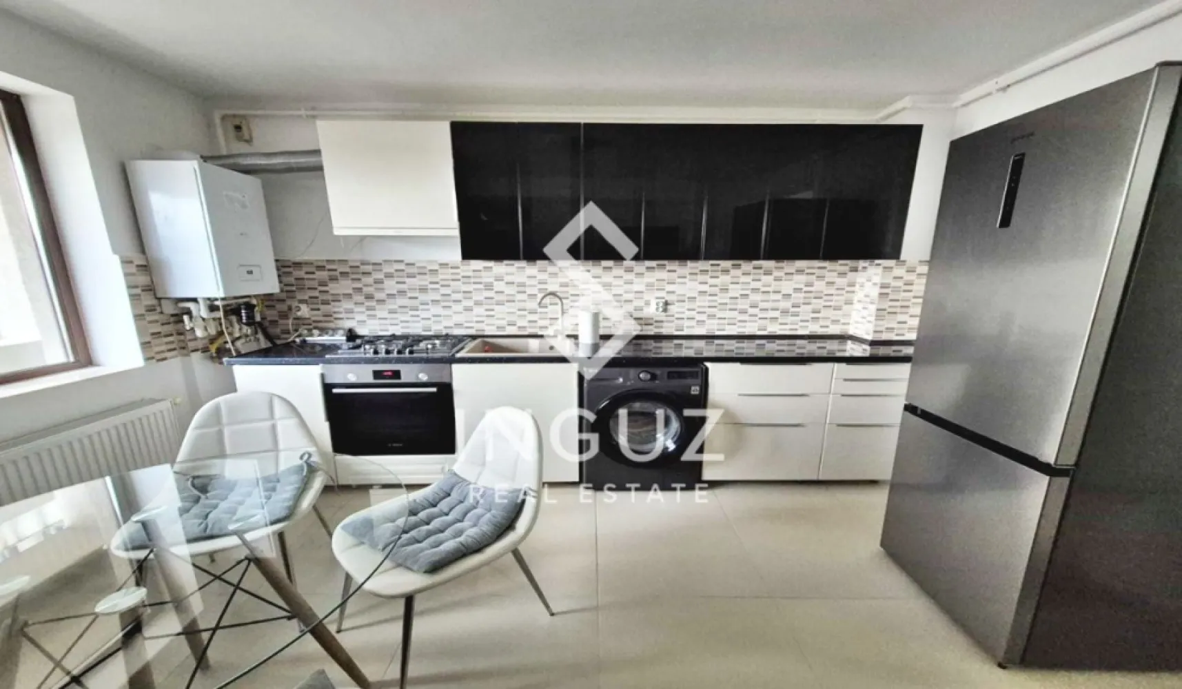 Apartament 2 camere de închiriat – Mihai Bravu | 10 min metrou | Prima - Apartament 2 camere de închiriat – Mihai Bravu | 10 min metrou | Prima închiriere

Se oferă spre închiriere un apartament de 2 camere, situat în Sector 3, pe Strada Vailor, la doar 10 minute de mers pe jos de metrou Mihai Bravu, într-o zonă liniștită de case.

Apartamentul are o suprafață utilă de 48 mp, este amplasat la etajul 1 într-un imobil construit în 2014 și se află la prima închiriere, fiind proaspăt renovat și pregătit pentru mutare imediată.

Detalii proprietate:

Compartimentare semidecomandată
Living cu bucătărie open space
Dormitor separat
Baie cu cadă
2 balcoane
Centrală termică proprie (schimbată acum 2 ani)
Aer condiționat

Dotări și electrocasnice:

Cuptor și plită Bosch
Mașină de spălat cu uscător LG
Frigider Gorenje No Frost
Hotă Gorenje
Smart TV LG

Toate electrocasnicele sunt în stare foarte bună, achiziționate recent.

Avantaje:

Zonă liniștită
Acces rapid la metrou și mijloace de transport
Apartament luminos, curat și bine întreținut
Ideal pentru cuplu sau o persoană

📅 Disponibil imediat

💶 Preț: 500 € / lună
📌 Comision agenție: 50% din prima lună