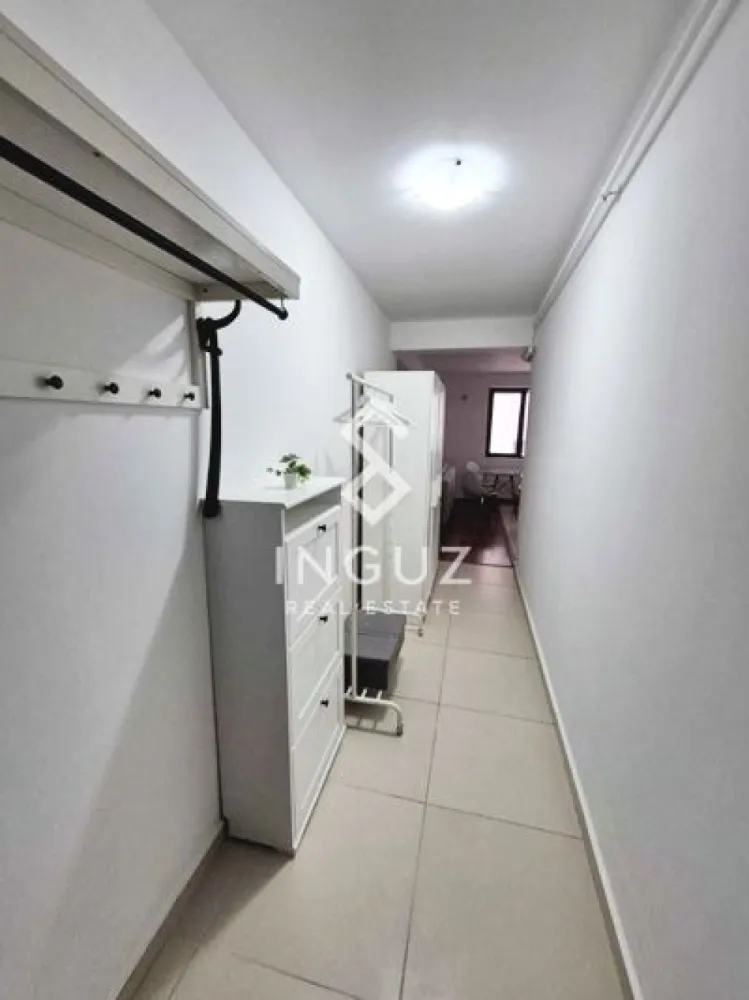 Apartament 2 camere de închiriat – Mihai Bravu | 10 min metrou | Prima - Apartament 2 camere de închiriat – Mihai Bravu | 10 min metrou | Prima închiriere

Se oferă spre închiriere un apartament de 2 camere, situat în Sector 3, pe Strada Vailor, la doar 10 minute de mers pe jos de metrou Mihai Bravu, într-o zonă liniștită de case.

Apartamentul are o suprafață utilă de 48 mp, este amplasat la etajul 1 într-un imobil construit în 2014 și se află la prima închiriere, fiind proaspăt renovat și pregătit pentru mutare imediată.

Detalii proprietate:

Compartimentare semidecomandată
Living cu bucătărie open space
Dormitor separat
Baie cu cadă
2 balcoane
Centrală termică proprie (schimbată acum 2 ani)
Aer condiționat

Dotări și electrocasnice:

Cuptor și plită Bosch
Mașină de spălat cu uscător LG
Frigider Gorenje No Frost
Hotă Gorenje
Smart TV LG

Toate electrocasnicele sunt în stare foarte bună, achiziționate recent.

Avantaje:

Zonă liniștită
Acces rapid la metrou și mijloace de transport
Apartament luminos, curat și bine întreținut
Ideal pentru cuplu sau o persoană

📅 Disponibil imediat

💶 Preț: 500 € / lună
📌 Comision agenție: 50% din prima lună