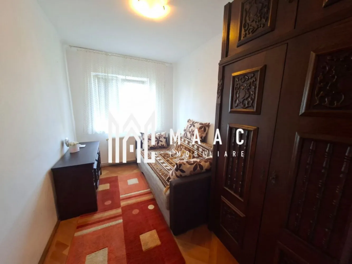 Apartment 3 Camere I Etajul 1 I Scoala de înot - MAAC Imobiliare va oferă spre închiriere apartament situat la etajul 1, într-o zonă foarte căutată și liniștită, pe Școala de Înot, cu acces rapid către centru, magazine, mijloace de transport și toate punctele de interes ale orașului.

Locuința este complet mobilată și utilată, pregătită pentru mutare imediată. Apartamentul este amenajat într-un stil clasic, bine întreținut, oferind un ambient cald și primitor, ideal pentru cei care apreciază confortul și funcționalitatea.

Dispune și de pivniță, spațiu excelent pentru depozitare suplimentară.

Ideal pentru un cuplu, sau pentru cei care își doresc să locuiască într-o zonă bună, liniștită și accesibilă.

Preț chirie: 550€/lună se percepe 1 chirie garanție ,comision 50% din prima chirie 

Pentru mai multe detalii sau vizionare,precizați ca ați văzut anunțul cu ID CP3054708
