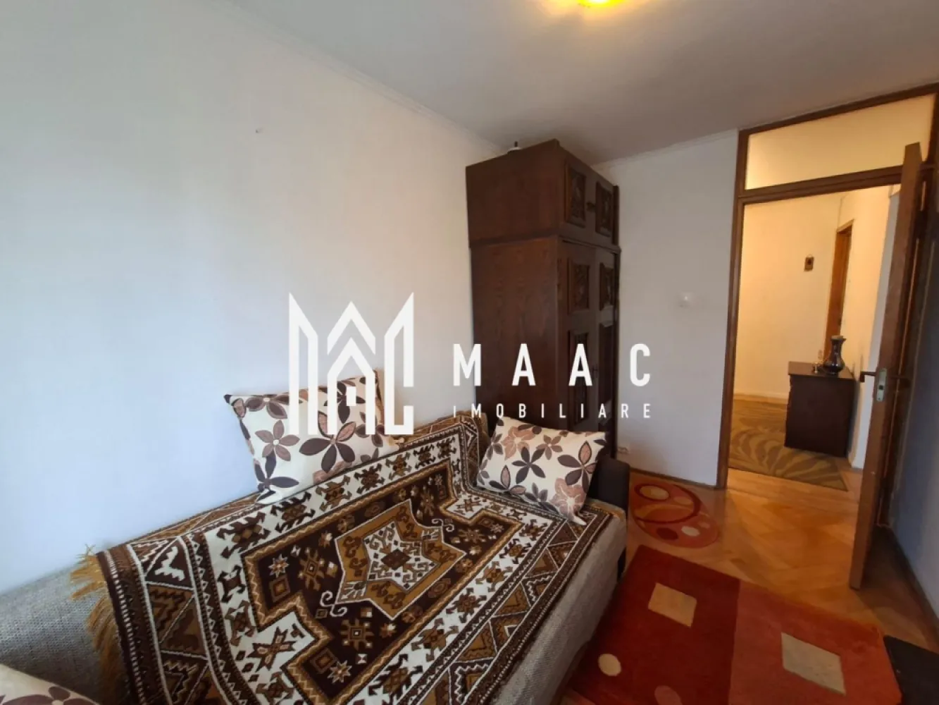 Apartment 3 Camere I Etajul 1 I Scoala de înot - MAAC Imobiliare va oferă spre închiriere apartament situat la etajul 1, într-o zonă foarte căutată și liniștită, pe Școala de Înot, cu acces rapid către centru, magazine, mijloace de transport și toate punctele de interes ale orașului.

Locuința este complet mobilată și utilată, pregătită pentru mutare imediată. Apartamentul este amenajat într-un stil clasic, bine întreținut, oferind un ambient cald și primitor, ideal pentru cei care apreciază confortul și funcționalitatea.

Dispune și de pivniță, spațiu excelent pentru depozitare suplimentară.

Ideal pentru un cuplu, sau pentru cei care își doresc să locuiască într-o zonă bună, liniștită și accesibilă.

Preț chirie: 550€/lună se percepe 1 chirie garanție ,comision 50% din prima chirie 

Pentru mai multe detalii sau vizionare,precizați ca ați văzut anunțul cu ID CP3054708