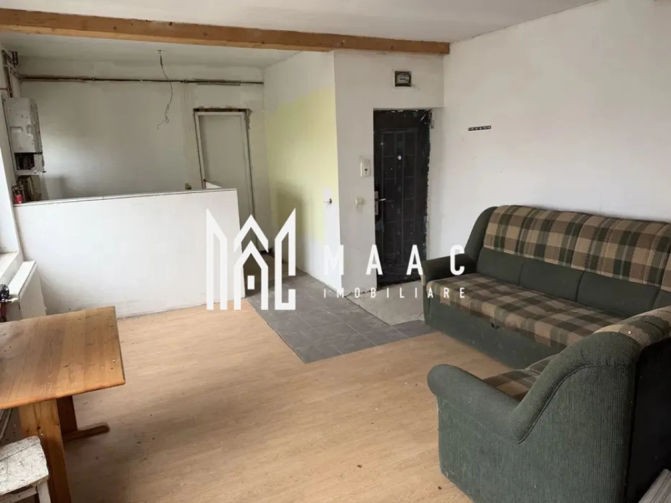 Apartament 3 camere | 60 MPU | Vasile Aaron - MAAC Imobiliare vă prezintă un apartament cu 3 camere, situat în zona Vasile Aaron.

Caracteristici:
Tip proprietate: apartament cu 3 camere
Amplasare: mansardă într-un imobil cu 5 etaje
Suprafață utila: 60 mp

Compartimentare:
Nivelul inferior: living, bucătărie open-space, baie cu geam de aerisire
Nivelul superior: două dormitoare nedecomandate.

Dotări și beneficii:
Centrală termică proprie cu calorifere
Posibilitate de personalizare și amenajare după gusturile și nevoile viitorului proprietar
Apartament cu potențial de investiție și randament ridicat la închiriere.

Localizare:
Acces facil către Shopping City Sibiu, școli, grădinițe, bănci, farmacii, Profi, Penny și spații verzi pentru relaxare.

Pentru mai multe detalii precizati telefonic ca ati vazut anuntul cu ID: CP2805506