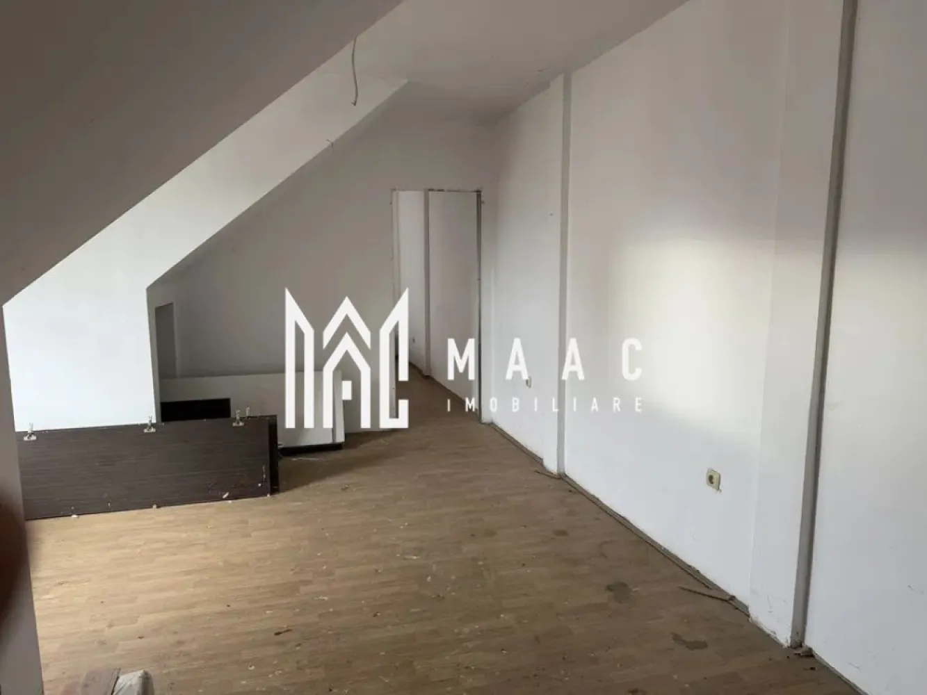 Apartament 3 camere | 60 MPU | Vasile Aaron - MAAC Imobiliare vă prezintă un apartament cu 3 camere, situat în zona Vasile Aaron.

Caracteristici:
Tip proprietate: apartament cu 3 camere
Amplasare: mansardă într-un imobil cu 5 etaje
Suprafață utila: 60 mp

Compartimentare:
Nivelul inferior: living, bucătărie open-space, baie cu geam de aerisire
Nivelul superior: două dormitoare nedecomandate.

Dotări și beneficii:
Centrală termică proprie cu calorifere
Posibilitate de personalizare și amenajare după gusturile și nevoile viitorului proprietar
Apartament cu potențial de investiție și randament ridicat la închiriere.

Localizare:
Acces facil către Shopping City Sibiu, școli, grădinițe, bănci, farmacii, Profi, Penny și spații verzi pentru relaxare.

Pentru mai multe detalii precizati telefonic ca ati vazut anuntul cu ID: CP2805506