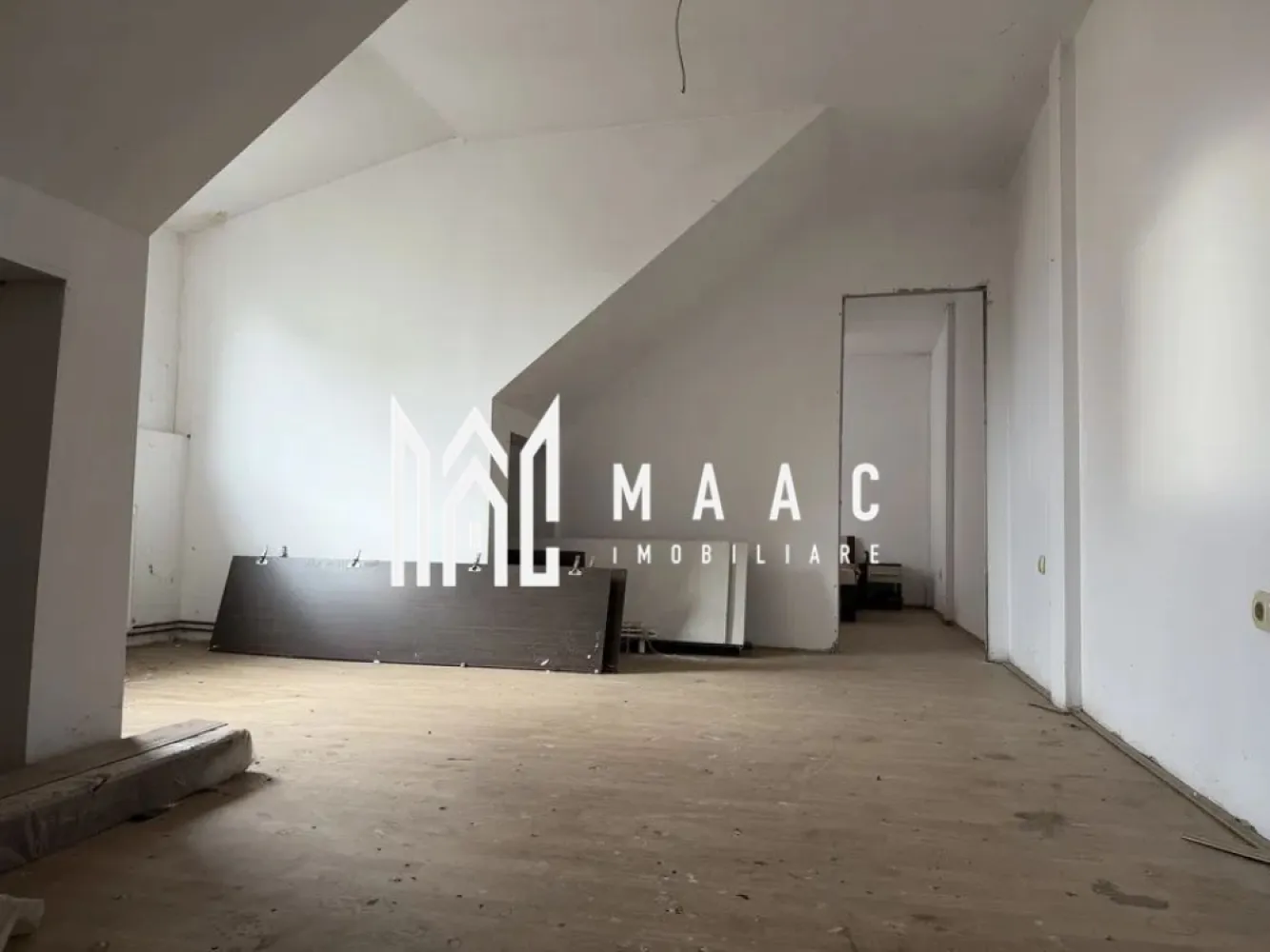 Apartament 3 camere | 60 MPU | Vasile Aaron - MAAC Imobiliare vă prezintă un apartament cu 3 camere, situat în zona Vasile Aaron.

Caracteristici:
Tip proprietate: apartament cu 3 camere
Amplasare: mansardă într-un imobil cu 5 etaje
Suprafață utila: 60 mp

Compartimentare:
Nivelul inferior: living, bucătărie open-space, baie cu geam de aerisire
Nivelul superior: două dormitoare nedecomandate.

Dotări și beneficii:
Centrală termică proprie cu calorifere
Posibilitate de personalizare și amenajare după gusturile și nevoile viitorului proprietar
Apartament cu potențial de investiție și randament ridicat la închiriere.

Localizare:
Acces facil către Shopping City Sibiu, școli, grădinițe, bănci, farmacii, Profi, Penny și spații verzi pentru relaxare.

Pentru mai multe detalii precizati telefonic ca ati vazut anuntul cu ID: CP2805506