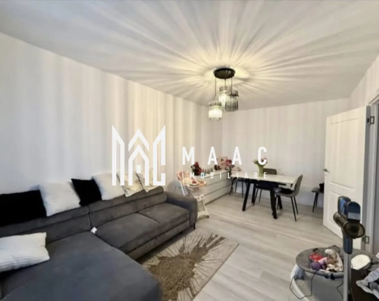Apartament 2 camere de vânzare | Vasile Aaron, Sibiu | 50 mp - Apartament de vânzare în Vasile Aaron, Sibiu, la etajul 10 din 10, cu 50 mp utili, balcon și vedere panoramică spre centrul orașului. Se vinde complet mobilat și utilat.

Detalii proprietate:
• 2 camere, 1 dormitor, 1 baie și 1 bucătărie separată
• Suprafață utilă: 50 mp
• Etaj 10 din 10
• An construcție: 1990
• Balcon și debara pentru depozitare
• Centrală termică proprie, calorifere și geamuri termopan
• Lift, interfon, uscătorie comună și bloc izolat termic

În apropiere sunt piața agroalimentară, școli, liceu, grădinițe, farmacii, magazine și stații de transport în comun.

Contactează echipa MAAC pentru detalii despre acte și programarea unei vizionări.

Cod anunț: CP2769163

Conținut optimizat cu AI, aprobat de agent uman.
