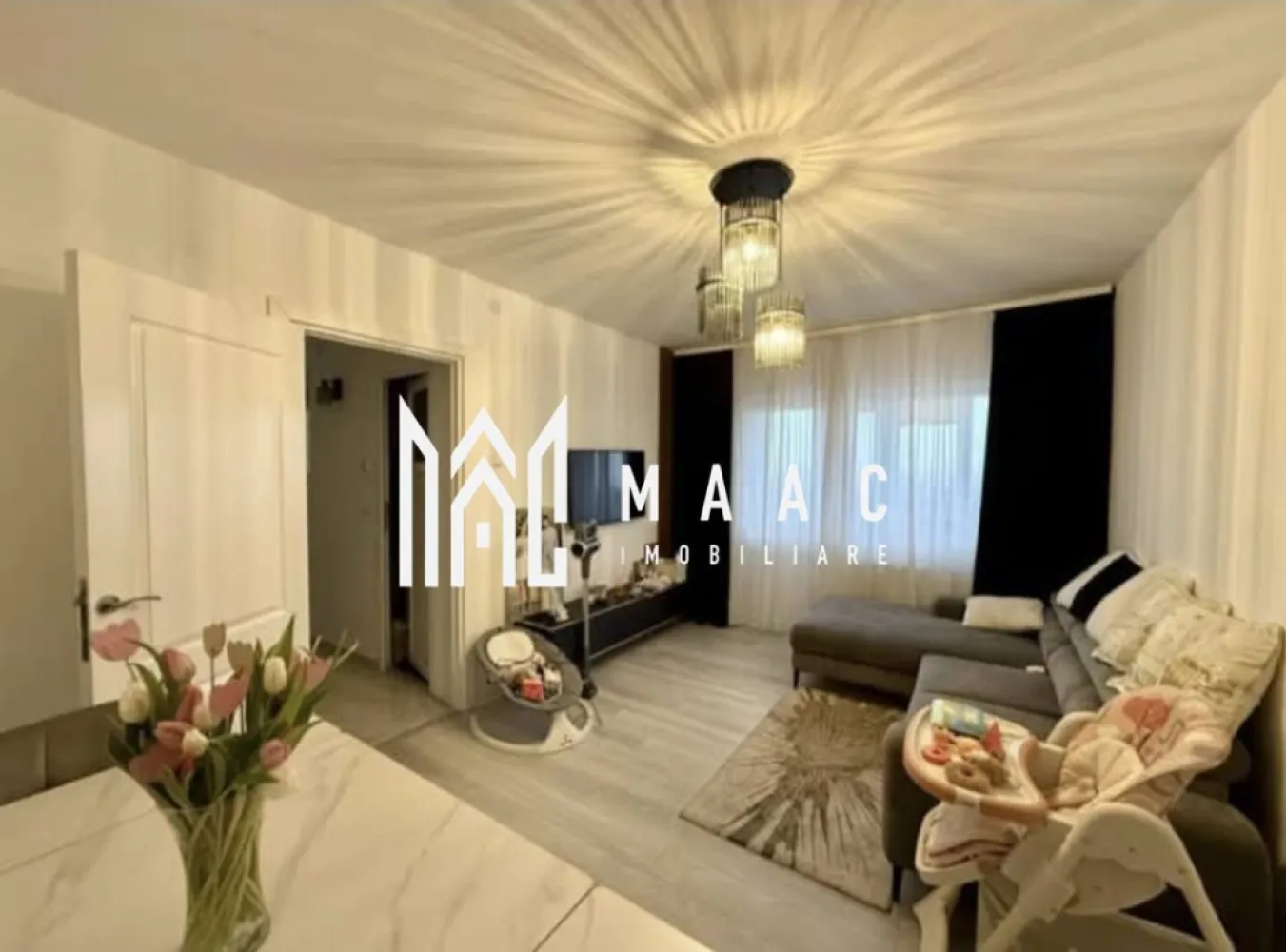 Apartament 2 camere de vânzare | Vasile Aaron, Sibiu | 50 mp - Apartament de vânzare în Vasile Aaron, Sibiu, la etajul 10 din 10, cu 50 mp utili, balcon și vedere panoramică spre centrul orașului. Se vinde complet mobilat și utilat.

Detalii proprietate:
• 2 camere, 1 dormitor, 1 baie și 1 bucătărie separată
• Suprafață utilă: 50 mp
• Etaj 10 din 10
• An construcție: 1990
• Balcon și debara pentru depozitare
• Centrală termică proprie, calorifere și geamuri termopan
• Lift, interfon, uscătorie comună și bloc izolat termic

În apropiere sunt piața agroalimentară, școli, liceu, grădinițe, farmacii, magazine și stații de transport în comun.

Contactează echipa MAAC pentru detalii despre acte și programarea unei vizionări.

Cod anunț: CP2769163

Conținut optimizat cu AI, aprobat de agent uman.