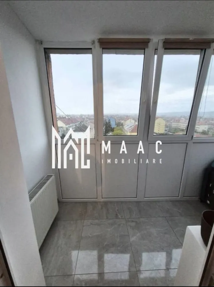 Apartament 2 camere de vânzare | Vasile Aaron, Sibiu | 50 mp - Apartament de vânzare în Vasile Aaron, Sibiu, la etajul 10 din 10, cu 50 mp utili, balcon și vedere panoramică spre centrul orașului. Se vinde complet mobilat și utilat.

Detalii proprietate:
• 2 camere, 1 dormitor, 1 baie și 1 bucătărie separată
• Suprafață utilă: 50 mp
• Etaj 10 din 10
• An construcție: 1990
• Balcon și debara pentru depozitare
• Centrală termică proprie, calorifere și geamuri termopan
• Lift, interfon, uscătorie comună și bloc izolat termic

În apropiere sunt piața agroalimentară, școli, liceu, grădinițe, farmacii, magazine și stații de transport în comun.

Contactează echipa MAAC pentru detalii despre acte și programarea unei vizionări.

Cod anunț: CP2769163

Conținut optimizat cu AI, aprobat de agent uman.