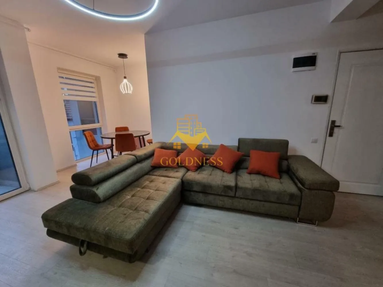 2 camere open space,Cartierul Marasti, Parcare, Zona Leroy Merlin - GOLDNESS Imobiliare vă propune spre închiriere un apartament cu 2 camere complet mobilat și utilat, la etajul 2 într-un imobil de 4 etaje, în Cartierul Marasti.
Dispune de loc de parcare!
Se află în apropierea stațiilor de transport în comun, magazine, restaurante, spații verzi, farmacii, etc. 
 Apartamentul este compartimentat astfel:
 - dormitor cu pat matrimonial, dressing, noptiere
 - living cu bucatarie open space complet utilată și mobilată, canapea extensibilă, loc de servit masa 
 - baie cu cabina de dus, calorifer port prosop și dulap pentru depozitare.
 - balcon 6mp.

Imobilul este dotat cu toate cele necesare- centrală proprie, frigider, plita , hotă, mașină de spălat haine,   etc. 

Dacă sunteți interesați de acest apartament și doriți să îl vizionați, dar și pentru alte oferte nu ezitați să ne contactați telefonic sau prin e-mail. Vă stăm la dispoziție!
Pentru intermediere se percepe un comision de 50% din prețul chiriei!