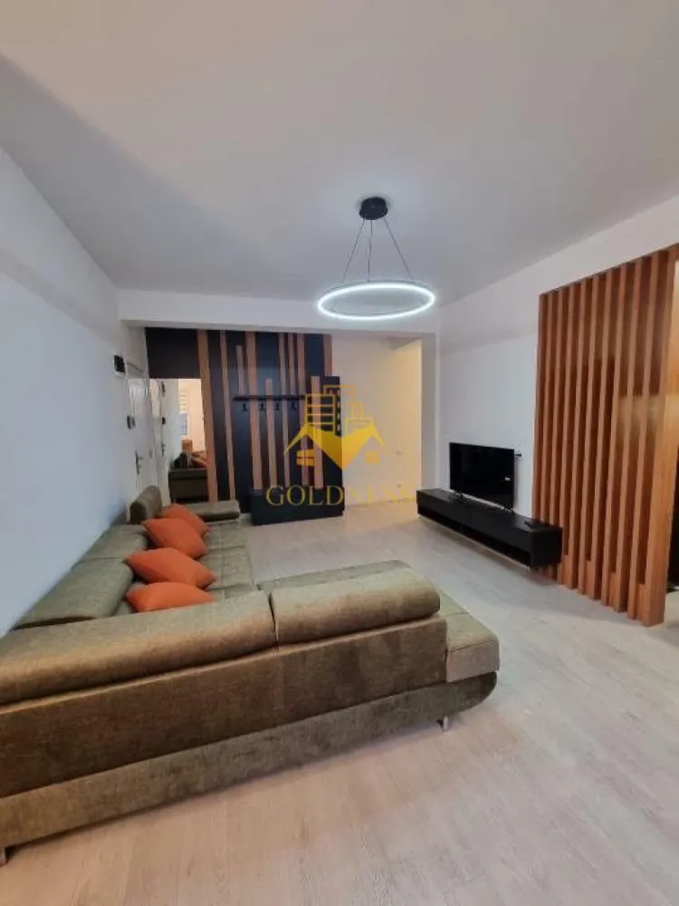 2 camere open space,Cartierul Marasti, Parcare, Zona Leroy Merlin - GOLDNESS Imobiliare vă propune spre închiriere un apartament cu 2 camere complet mobilat și utilat, la etajul 2 într-un imobil de 4 etaje, în Cartierul Marasti.
Dispune de loc de parcare!
Se află în apropierea stațiilor de transport în comun, magazine, restaurante, spații verzi, farmacii, etc. 
 Apartamentul este compartimentat astfel:
 - dormitor cu pat matrimonial, dressing, noptiere
 - living cu bucatarie open space complet utilată și mobilată, canapea extensibilă, loc de servit masa 
 - baie cu cabina de dus, calorifer port prosop și dulap pentru depozitare.
 - balcon 6mp.

Imobilul este dotat cu toate cele necesare- centrală proprie, frigider, plita , hotă, mașină de spălat haine,   etc. 

Dacă sunteți interesați de acest apartament și doriți să îl vizionați, dar și pentru alte oferte nu ezitați să ne contactați telefonic sau prin e-mail. Vă stăm la dispoziție!
Pentru intermediere se percepe un comision de 50% din prețul chiriei!