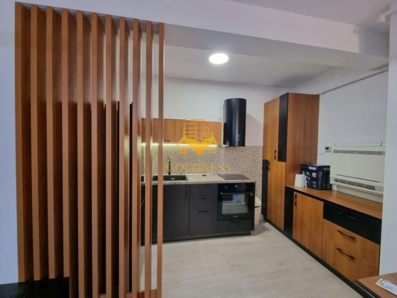 2 camere open space,Cartierul Marasti, Parcare, Zona Leroy Merlin - GOLDNESS Imobiliare vă propune spre închiriere un apartament cu 2 camere complet mobilat și utilat, la etajul 2 într-un imobil de 4 etaje, în Cartierul Marasti.
Dispune de loc de parcare!
Se află în apropierea stațiilor de transport în comun, magazine, restaurante, spații verzi, farmacii, etc. 
 Apartamentul este compartimentat astfel:
 - dormitor cu pat matrimonial, dressing, noptiere
 - living cu bucatarie open space complet utilată și mobilată, canapea extensibilă, loc de servit masa 
 - baie cu cabina de dus, calorifer port prosop și dulap pentru depozitare.
 - balcon 6mp.

Imobilul este dotat cu toate cele necesare- centrală proprie, frigider, plita , hotă, mașină de spălat haine,   etc. 

Dacă sunteți interesați de acest apartament și doriți să îl vizionați, dar și pentru alte oferte nu ezitați să ne contactați telefonic sau prin e-mail. Vă stăm la dispoziție!
Pentru intermediere se percepe un comision de 50% din prețul chiriei!