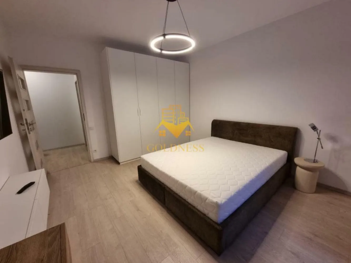 2 camere open space,Cartierul Marasti, Parcare, Zona Leroy Merlin - GOLDNESS Imobiliare vă propune spre închiriere un apartament cu 2 camere complet mobilat și utilat, la etajul 2 într-un imobil de 4 etaje, în Cartierul Marasti.
Dispune de loc de parcare!
Se află în apropierea stațiilor de transport în comun, magazine, restaurante, spații verzi, farmacii, etc. 
 Apartamentul este compartimentat astfel:
 - dormitor cu pat matrimonial, dressing, noptiere
 - living cu bucatarie open space complet utilată și mobilată, canapea extensibilă, loc de servit masa 
 - baie cu cabina de dus, calorifer port prosop și dulap pentru depozitare.
 - balcon 6mp.

Imobilul este dotat cu toate cele necesare- centrală proprie, frigider, plita , hotă, mașină de spălat haine,   etc. 

Dacă sunteți interesați de acest apartament și doriți să îl vizionați, dar și pentru alte oferte nu ezitați să ne contactați telefonic sau prin e-mail. Vă stăm la dispoziție!
Pentru intermediere se percepe un comision de 50% din prețul chiriei!