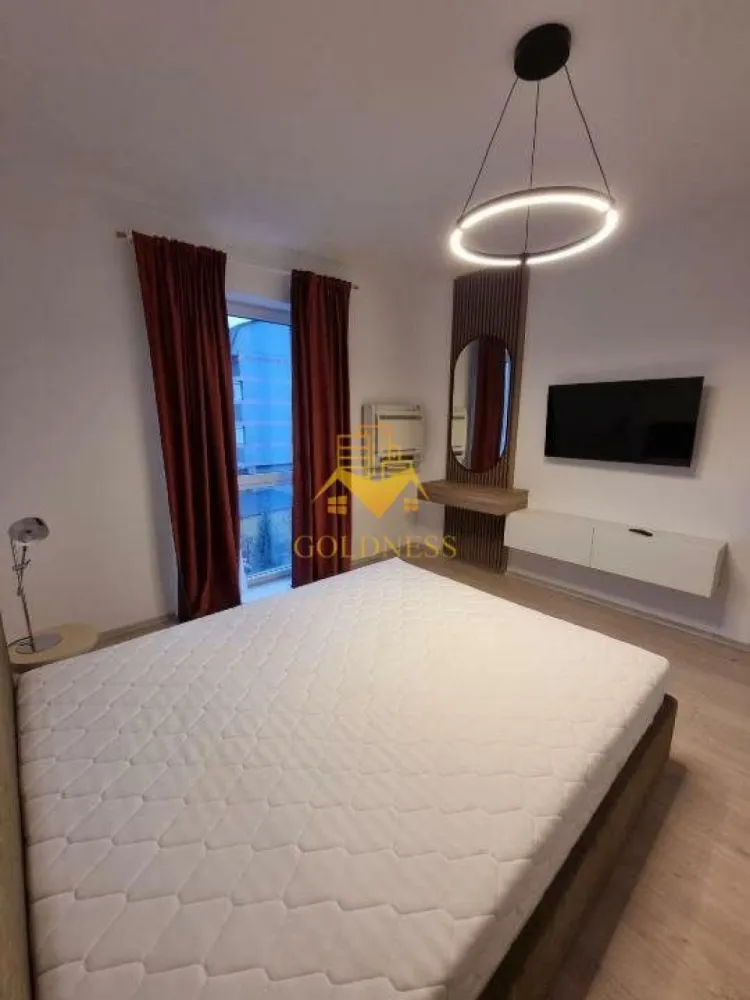 2 camere open space,Cartierul Marasti, Parcare, Zona Leroy Merlin - GOLDNESS Imobiliare vă propune spre închiriere un apartament cu 2 camere complet mobilat și utilat, la etajul 2 într-un imobil de 4 etaje, în Cartierul Marasti.
Dispune de loc de parcare!
Se află în apropierea stațiilor de transport în comun, magazine, restaurante, spații verzi, farmacii, etc. 
 Apartamentul este compartimentat astfel:
 - dormitor cu pat matrimonial, dressing, noptiere
 - living cu bucatarie open space complet utilată și mobilată, canapea extensibilă, loc de servit masa 
 - baie cu cabina de dus, calorifer port prosop și dulap pentru depozitare.
 - balcon 6mp.

Imobilul este dotat cu toate cele necesare- centrală proprie, frigider, plita , hotă, mașină de spălat haine,   etc. 

Dacă sunteți interesați de acest apartament și doriți să îl vizionați, dar și pentru alte oferte nu ezitați să ne contactați telefonic sau prin e-mail. Vă stăm la dispoziție!
Pentru intermediere se percepe un comision de 50% din prețul chiriei!