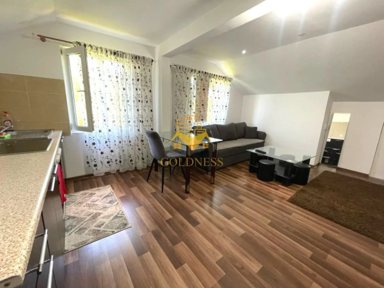 2 camere, modern, parcare, Zona Liberty Park, Parcul Armatura, Iris - GOLDNESS Imobiliare vă propune spre închiriere un apartament cu 2 camere open space, complet mobilat și utilat, la mansarda, într-un imobil de 3 etaje, în Cartierul Iris.
Dispune de loc de parcare la pretul de 30 eur!
Se află în apropierea stațiilor de transport în comun, magazine, restaurante, spații verzi, farmacii, etc. 

Apartamentul este compartimentat astfel:
 - dormitor cu pat matrimonial, dressing, noptiere
 - living cu bucatarie open space complet utilată, canapea extensibilă, loc de servit masa 
 - baie cu cabina de dus, calorifer port prosop și dulap pentru depozitare.

Imobilul este dotat cu toate cele necesare- centrală proprie, mașină de spălat haine, frigider, plită electrică, hotă, etc. 

Dacă sunteți interesați de acest apartament și doriți să îl vizionați, dar și pentru alte oferte nu ezitați să ne contactați telefonic sau prin e-mail. Vă stăm la dispoziție!

Pentru intermediere se percepe un comision de 50% din prețul chiriei!