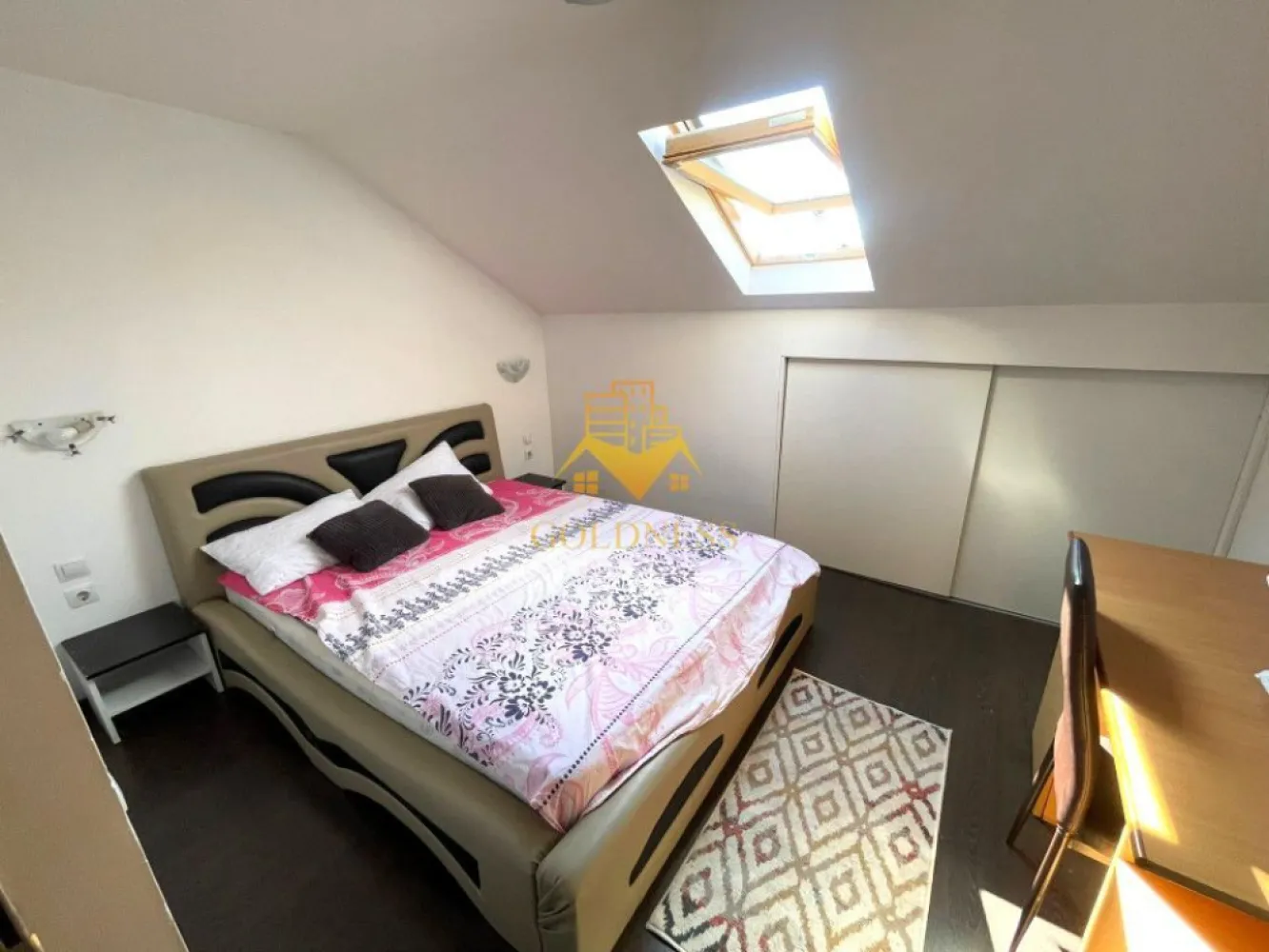 2 camere, modern, parcare, Zona Liberty Park, Parcul Armatura, Iris - GOLDNESS Imobiliare vă propune spre închiriere un apartament cu 2 camere open space, complet mobilat și utilat, la mansarda, într-un imobil de 3 etaje, în Cartierul Iris.
Dispune de loc de parcare la pretul de 30 eur!
Se află în apropierea stațiilor de transport în comun, magazine, restaurante, spații verzi, farmacii, etc. 

Apartamentul este compartimentat astfel:
 - dormitor cu pat matrimonial, dressing, noptiere
 - living cu bucatarie open space complet utilată, canapea extensibilă, loc de servit masa 
 - baie cu cabina de dus, calorifer port prosop și dulap pentru depozitare.

Imobilul este dotat cu toate cele necesare- centrală proprie, mașină de spălat haine, frigider, plită electrică, hotă, etc. 

Dacă sunteți interesați de acest apartament și doriți să îl vizionați, dar și pentru alte oferte nu ezitați să ne contactați telefonic sau prin e-mail. Vă stăm la dispoziție!

Pentru intermediere se percepe un comision de 50% din prețul chiriei!