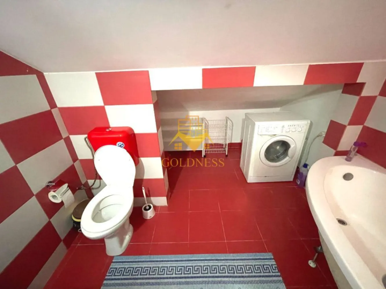 2 camere, modern, parcare, Zona Liberty Park, Parcul Armatura, Iris - GOLDNESS Imobiliare vă propune spre închiriere un apartament cu 2 camere open space, complet mobilat și utilat, la mansarda, într-un imobil de 3 etaje, în Cartierul Iris.
Dispune de loc de parcare la pretul de 30 eur!
Se află în apropierea stațiilor de transport în comun, magazine, restaurante, spații verzi, farmacii, etc. 

Apartamentul este compartimentat astfel:
 - dormitor cu pat matrimonial, dressing, noptiere
 - living cu bucatarie open space complet utilată, canapea extensibilă, loc de servit masa 
 - baie cu cabina de dus, calorifer port prosop și dulap pentru depozitare.

Imobilul este dotat cu toate cele necesare- centrală proprie, mașină de spălat haine, frigider, plită electrică, hotă, etc. 

Dacă sunteți interesați de acest apartament și doriți să îl vizionați, dar și pentru alte oferte nu ezitați să ne contactați telefonic sau prin e-mail. Vă stăm la dispoziție!

Pentru intermediere se percepe un comision de 50% din prețul chiriei!