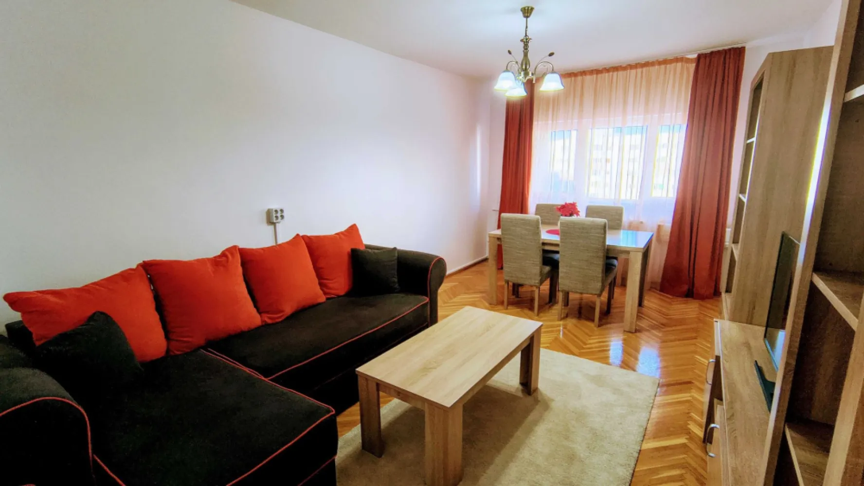 Inchiriez Ap 4 cam 110 mp cochet 2 bai Piata 1 Mai Kiseleff - Ofer spre inchiriere un apartament decomandat de 4 camere situat pe bd. Ion Mihalache, la 3 minute de Parcul Kiseleff si de Piata Victoriei, si la 15 minute de Herastrau. Amplasarea este deosebita, oferind acces rapid la transport public (autobuze 381, 205, 282, tramvaie 45, 20), scoli si licee de prestigiu (Vianu, Neculce), magazine, piete, sali de sport, banci, farmacii, centre comerciale. Intretinerea este accesibila, caldura si apa sunt contorizate.
Apartamentul ofera un ambient placut, este renovat, proaspat zugravit, este situat la etajul 6 din 10 al unui bloc din 1984 cu structura de beton, foarte rezistent, recent reabilitat, curat si linistit, si are o suprafata totala de 110 mp, compusa din 3 dormitoare , un living de 20 mp cu zona de dining, o bucatarie inchisa spatioasa de 12 mp, complet mobilata si utilata, doua bai, din care una cu cada si geam si una cu dus, un hol generos cu un dressing mare amenajat si doua debarale, doua balcoane inchise cu tamplarie termopan, din care unul se intinde pe suprafata unui dormitor si a bucatariei, cu acces din ambele camere, fiind ideal pentru savurarea unui pahar de vin seara admirand privelistea cartierului. Dispune de spatii generoase de depozitare, este utilat cu frigider, aragaz, hota, cuptor cu microunde, masina de spalat, trei aparate aer conditionat, boiler, 2 televizoare - din care unul smart, senzor de gaz si are ca imbunatatiri parchet de stejar bine ingrijit, gresie, faianta, ferestre termopan, usa metalica la intrare, usi interioare de lemn. Vara apartamentul este racoros avand orientare nord-est.
Apartamentul se inchiriaza mobilat si utilat precum in imagini, sufrageria este mobilata complet, canapeaua fiind extensibila, un dormitor este mobilat complet cu pat dublu, 2 noptiere, comoda si sifonier, un alt dormitor este mobilat cu o canapea extensibila, un birou si un scaun, iar altul cu un pat , un dulap, o comoda, un birou si un scaun. Se mai poate adauga mobila la cerere conform dorintelor si nevoilor chiriasilor. 
Datorita spatiului generos si pozitiei centrale, este ideal pentru o familie care lucreaza de acasa sau pentru o familie activa.