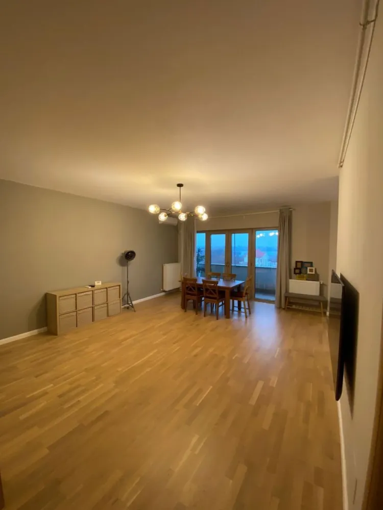 Apartament 4 Camere Zona Sisesti de închiriat - Apartament 4 camere zona Sisesti Jandarmeriei în Atlantic City Residence:

-anul construcției 2017
-etaj 5/10
-suprafata utila 100m2
- 1 loc de parcare subteran la -2
- centrala proprie
- mobilat
- Bucatarie complet utilata
- Emag easybox si Mega Image la parter
- disponibil din data de 10 februarie 2025

Compartimentare: 
Living 
Bucatarie
Dormitor Fără Baie
Baie Comuna cu intrare din hol/ living
Dormitor cu baie
1 camera birou/ dormitor single 
2 balcoane 

Pentru mai multe detalii va rog sa ma contactați.