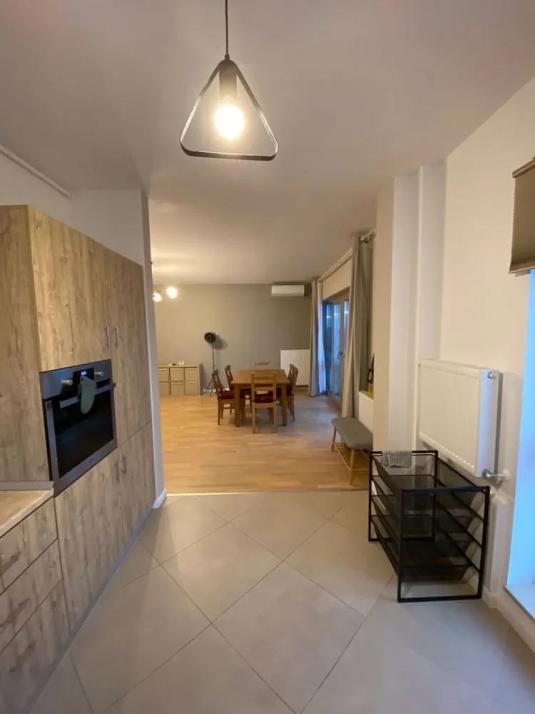 Apartament 4 Camere Zona Sisesti de închiriat - Apartament 4 camere zona Sisesti Jandarmeriei în Atlantic City Residence:

-anul construcției 2017
-etaj 5/10
-suprafata utila 100m2
- 1 loc de parcare subteran la -2
- centrala proprie
- mobilat
- Bucatarie complet utilata
- Emag easybox si Mega Image la parter
- disponibil din data de 10 februarie 2025

Compartimentare: 
Living 
Bucatarie
Dormitor Fără Baie
Baie Comuna cu intrare din hol/ living
Dormitor cu baie
1 camera birou/ dormitor single 
2 balcoane 

Pentru mai multe detalii va rog sa ma contactați.