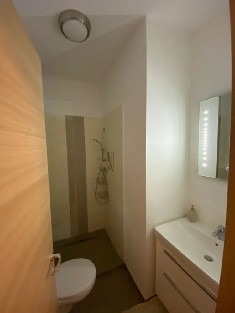 Apartament 4 Camere Zona Sisesti de închiriat - Apartament 4 camere zona Sisesti Jandarmeriei în Atlantic City Residence:

-anul construcției 2017
-etaj 5/10
-suprafata utila 100m2
- 1 loc de parcare subteran la -2
- centrala proprie
- mobilat
- Bucatarie complet utilata
- Emag easybox si Mega Image la parter
- disponibil din data de 10 februarie 2025

Compartimentare: 
Living 
Bucatarie
Dormitor Fără Baie
Baie Comuna cu intrare din hol/ living
Dormitor cu baie
1 camera birou/ dormitor single 
2 balcoane 

Pentru mai multe detalii va rog sa ma contactați.