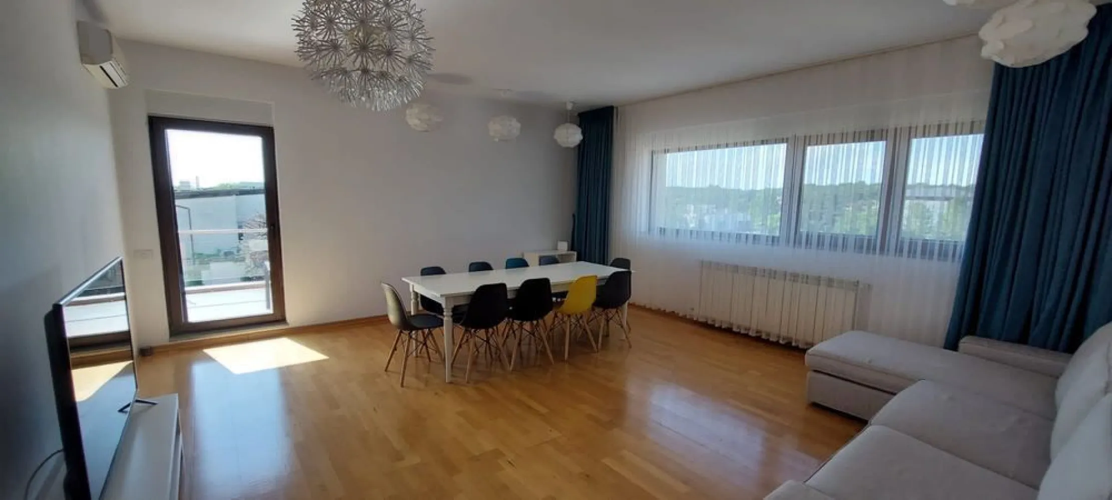 Apartament 4 camere, 136mp, Zoo Baneasa - Apartament de 4 camere de inchiriat in zona Iancu Nicolae, situat pe Strada Drumul Potcoavei, la 2 min de Gradina Zoologica

Suprafata generoasa de 120mp + Terasa de 15 mp

Dormitorul matrimonial dispune de baie proprie si dressing

Bucataria este separata de living, se poate gati confortabil

Apartamentul are si un loc de parcare subteran, inclus.

Se inchiriaza complet mobilar si utilat

Disponbil de la 1 august 2025