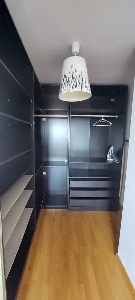 Apartament 4 camere, 136mp, Zoo Baneasa - Apartament de 4 camere de inchiriat in zona Iancu Nicolae, situat pe Strada Drumul Potcoavei, la 2 min de Gradina Zoologica

Suprafata generoasa de 120mp + Terasa de 15 mp

Dormitorul matrimonial dispune de baie proprie si dressing

Bucataria este separata de living, se poate gati confortabil

Apartamentul are si un loc de parcare subteran, inclus.

Se inchiriaza complet mobilar si utilat

Disponbil de la 1 august 2025