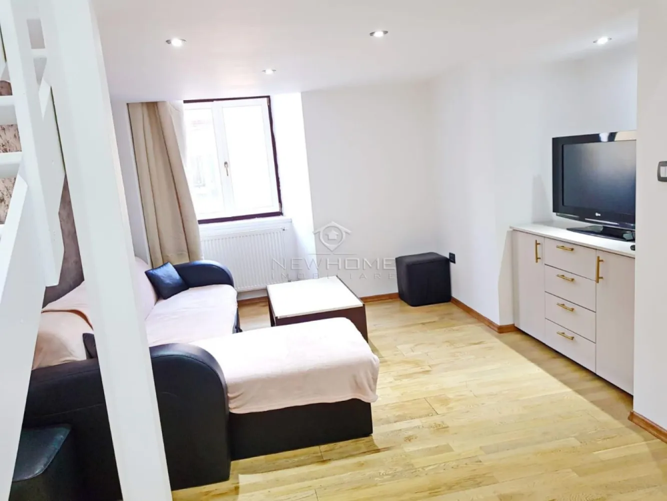 Apartament 1 camera 35 mp, Piata Unirii, zona Ultracentra - NEWHOME Imobiliare ofera spre inchiriere apartament modern cu 1 camere suprafata utila 35 mp, ideal pentru persoanele care isi doresc sa locuiasca intr-o zona cu acces facil la CENTRUL orasului, dar si catre toate punctele de interes ale acestuia, situat in zona ULTRACENTRALA ( Piata Unirii ). Apartamentul este amplasat la etajul 1 intr-un imobil istoric, complet reabilitat, construit pe 2 niveluri. Compus din: Living impreuna cu bucataria, dormitor etajat, baie. Pentru confortul Dvs. se inchiriaza complet mobilat si utilat, dotat cu centrala termica proprie, frigider, hota, plita, cuptor electric, masina de spalat haine. Avand in vedere pozitia si avantajele zone este una de interes maxim. Disponibil din 15. 07.2021. Pentru mai multe informatii si pentru a programa o vizionare, contactati-ne cu incredere!