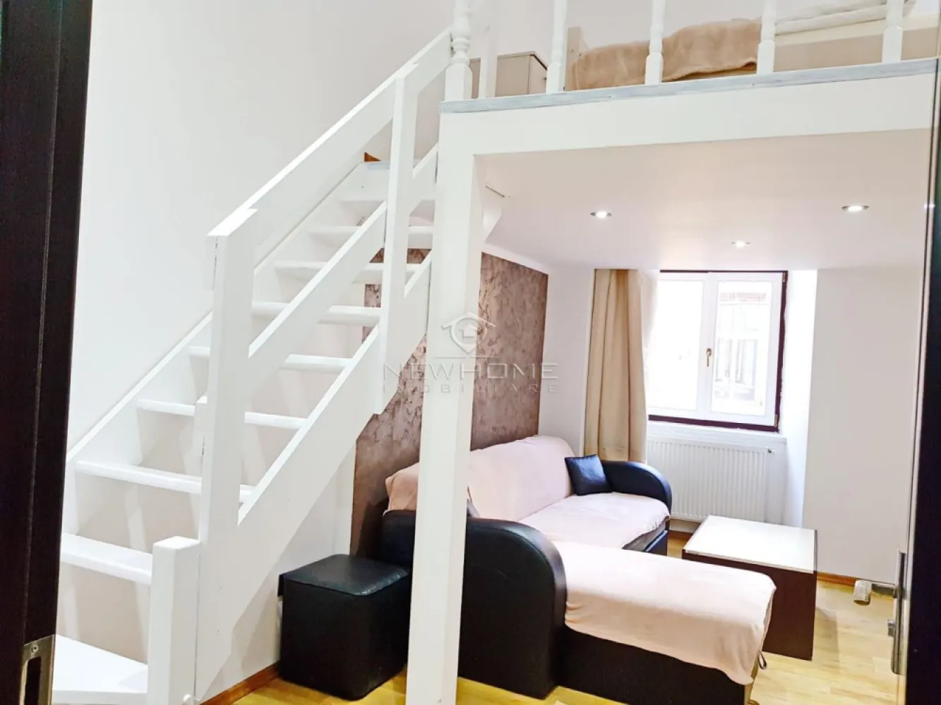 Apartament 1 camera 35 mp, Piata Unirii, zona Ultracentra - NEWHOME Imobiliare ofera spre inchiriere apartament modern cu 1 camere suprafata utila 35 mp, ideal pentru persoanele care isi doresc sa locuiasca intr-o zona cu acces facil la CENTRUL orasului, dar si catre toate punctele de interes ale acestuia, situat in zona ULTRACENTRALA ( Piata Unirii ). Apartamentul este amplasat la etajul 1 intr-un imobil istoric, complet reabilitat, construit pe 2 niveluri. Compus din: Living impreuna cu bucataria, dormitor etajat, baie. Pentru confortul Dvs. se inchiriaza complet mobilat si utilat, dotat cu centrala termica proprie, frigider, hota, plita, cuptor electric, masina de spalat haine. Avand in vedere pozitia si avantajele zone este una de interes maxim. Disponibil din 15. 07.2021. Pentru mai multe informatii si pentru a programa o vizionare, contactati-ne cu incredere!