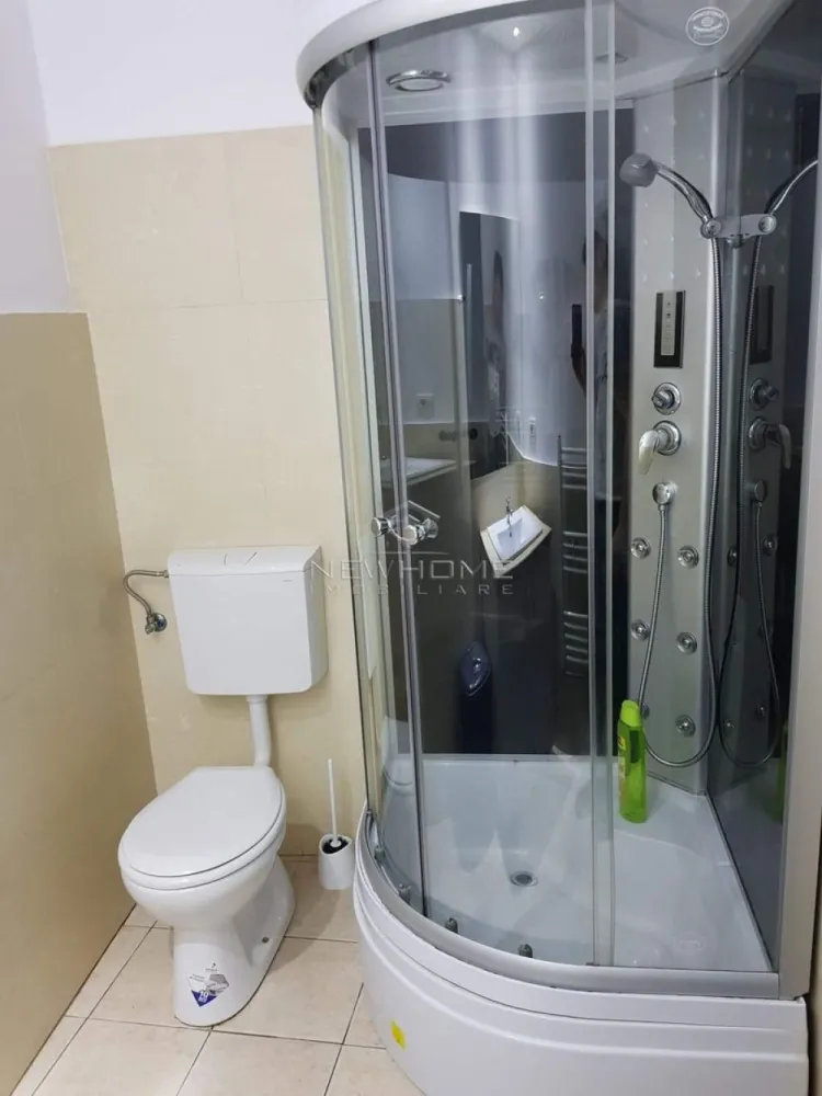 Apartament 1 camera 35 mp, Piata Unirii, zona Ultracentra - NEWHOME Imobiliare ofera spre inchiriere apartament modern cu 1 camere suprafata utila 35 mp, ideal pentru persoanele care isi doresc sa locuiasca intr-o zona cu acces facil la CENTRUL orasului, dar si catre toate punctele de interes ale acestuia, situat in zona ULTRACENTRALA ( Piata Unirii ). Apartamentul este amplasat la etajul 1 intr-un imobil istoric, complet reabilitat, construit pe 2 niveluri. Compus din: Living impreuna cu bucataria, dormitor etajat, baie. Pentru confortul Dvs. se inchiriaza complet mobilat si utilat, dotat cu centrala termica proprie, frigider, hota, plita, cuptor electric, masina de spalat haine. Avand in vedere pozitia si avantajele zone este una de interes maxim. Disponibil din 15. 07.2021. Pentru mai multe informatii si pentru a programa o vizionare, contactati-ne cu incredere!