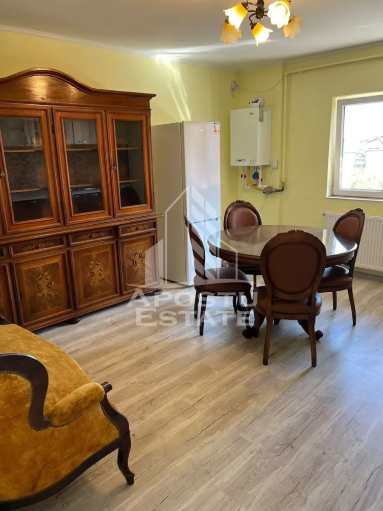Apartament cu 3 camere de inchiriat, Timisoara zona Steaua - Agentia imobiliara APOSTU ESTATE va propune spre inchiriere un apartament cu 3 camere, spatios si luminos, situat in zona Steaua, o zona linistita si bine pozitionata din Timisoara, potrivit pentru cupluri,persoane singure, sau studenti care isi doresc o locuinta unde sa se simta confortabil si cu acces facil catre scoli, statii de autobuz, supermarketuri , magazine de zona, parcuri.

Suprafata utila: 60 mp
Compartimentare eficienta:
-Hol de acces generos
-Bucatarie mobilata si loc de luat masa 
-Doua dormitoare mobilate 

Confort si facilitati:
-Incalzirea apartamentului: centrala proprie
-Apartamentul este monilat si utilat
-Nu se accepta animale de companie de catre proprietar

Localizare:
-Timis,Timisoara, zona Steaua– acces facil spre magazine, supermarketul, scoli, parcuri si mijloace de transport in comun.

Ideal pentru:
-Persoane singure
-Cupluri
-Studenti

Disponibilitate: imediata
Pret chirie lunara: 350 Euro pret fix 
Programeaza o vizionare pentru a-ti putea imagina viitorul aici!
ID intern: CP3232026