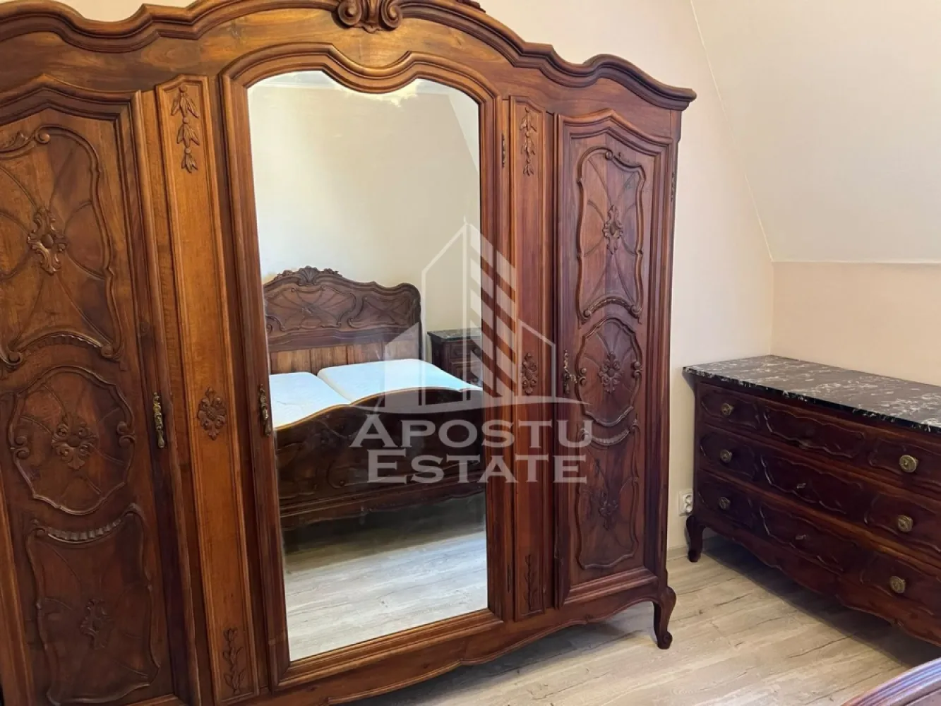 Apartament cu 3 camere de inchiriat, Timisoara zona Steaua - Agentia imobiliara APOSTU ESTATE va propune spre inchiriere un apartament cu 3 camere, spatios si luminos, situat in zona Steaua, o zona linistita si bine pozitionata din Timisoara, potrivit pentru cupluri,persoane singure, sau studenti care isi doresc o locuinta unde sa se simta confortabil si cu acces facil catre scoli, statii de autobuz, supermarketuri , magazine de zona, parcuri.

Suprafata utila: 60 mp
Compartimentare eficienta:
-Hol de acces generos
-Bucatarie mobilata si loc de luat masa 
-Doua dormitoare mobilate 

Confort si facilitati:
-Incalzirea apartamentului: centrala proprie
-Apartamentul este monilat si utilat
-Nu se accepta animale de companie de catre proprietar

Localizare:
-Timis,Timisoara, zona Steaua– acces facil spre magazine, supermarketul, scoli, parcuri si mijloace de transport in comun.

Ideal pentru:
-Persoane singure
-Cupluri
-Studenti

Disponibilitate: imediata
Pret chirie lunara: 350 Euro pret fix 
Programeaza o vizionare pentru a-ti putea imagina viitorul aici!
ID intern: CP3232026
