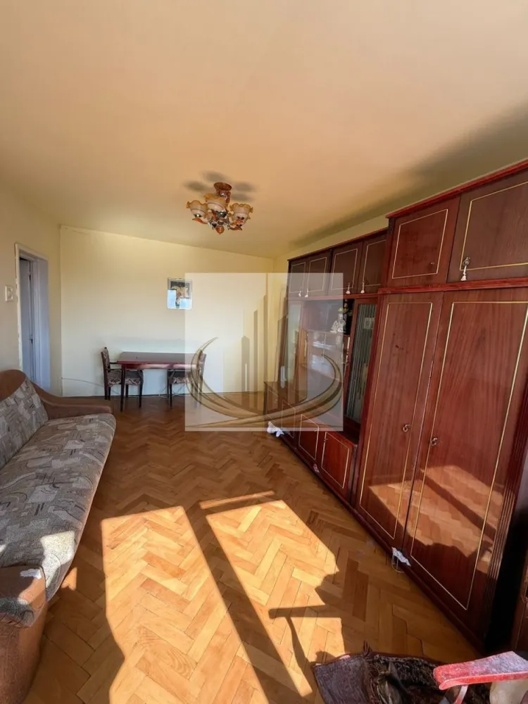 Apartament 3 camere Girocului 65mp 105000 euro - Grand Mobilis Imobiliare vă propune spre vânzare un apartament cu 3 camere, decomandat, situat într-o zonă premium a Timișoarei, în imediata apropiere a Complexului Studențesc și a Spitalului Județean.

Apartamentul este amplasat la etajul 8 din 10, într-un imobil cu lift, și beneficiază de o vedere panoramică spectaculoasă, lumină naturală pe tot parcursul zilei și un nivel ridicat de confort.

Compartimentarea este decomandată și eficientă, iar cele 2 balcoane oferă spațiu suplimentar pentru relaxare și o perspectivă deosebită asupra orașului.

Avantaje:

3 camere decomandate;
Etaj 8 din 10;
2 balcoane;
Vedere panoramică;
Zonă premium, aproape de Complexul Studențesc și Spitalul Județean;
Acces rapid către universități, școli, magazine, farmacii și mijloace de transport în comun;
Ideal atât pentru locuință proprie, cât și pentru investiție.

Datorită amplasării excelente și compartimentării practice, această proprietate reprezintă o alegere inspirată pentru familii, profesioniști sau investitori.

Pentru detalii suplimentare și programarea unei vizionări, contactați Grand Mobilis Imobiliare!

ID intern CP3232014