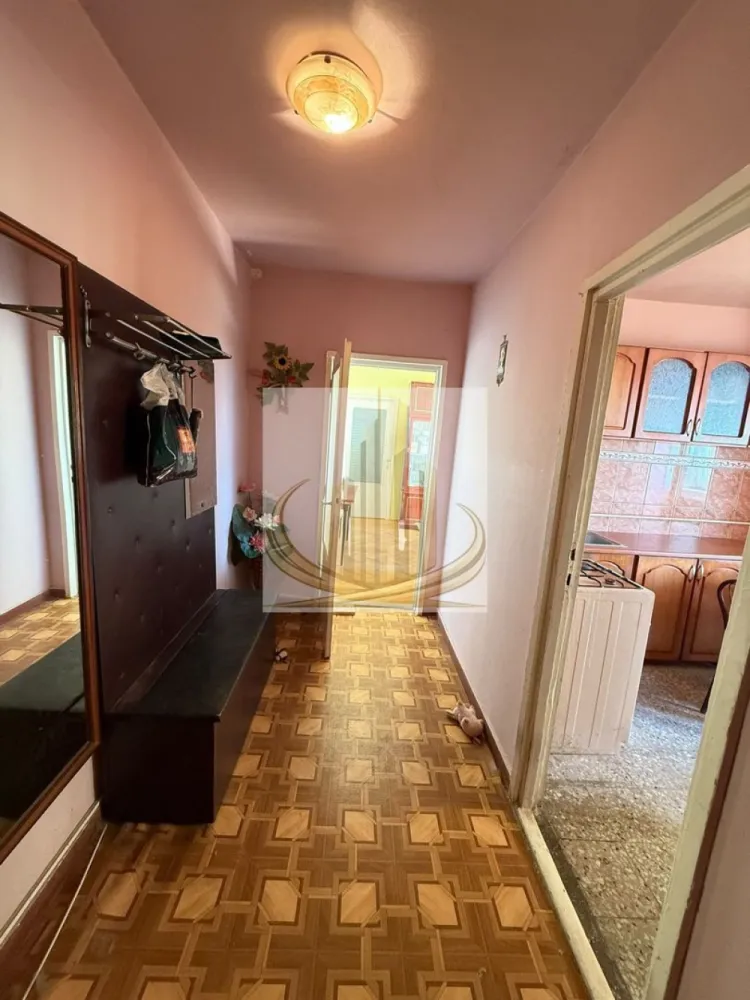 Apartament 3 camere Girocului 65mp 105000 euro - Grand Mobilis Imobiliare vă propune spre vânzare un apartament cu 3 camere, decomandat, situat într-o zonă premium a Timișoarei, în imediata apropiere a Complexului Studențesc și a Spitalului Județean.

Apartamentul este amplasat la etajul 8 din 10, într-un imobil cu lift, și beneficiază de o vedere panoramică spectaculoasă, lumină naturală pe tot parcursul zilei și un nivel ridicat de confort.

Compartimentarea este decomandată și eficientă, iar cele 2 balcoane oferă spațiu suplimentar pentru relaxare și o perspectivă deosebită asupra orașului.

Avantaje:

3 camere decomandate;
Etaj 8 din 10;
2 balcoane;
Vedere panoramică;
Zonă premium, aproape de Complexul Studențesc și Spitalul Județean;
Acces rapid către universități, școli, magazine, farmacii și mijloace de transport în comun;
Ideal atât pentru locuință proprie, cât și pentru investiție.

Datorită amplasării excelente și compartimentării practice, această proprietate reprezintă o alegere inspirată pentru familii, profesioniști sau investitori.

Pentru detalii suplimentare și programarea unei vizionări, contactați Grand Mobilis Imobiliare!

ID intern CP3232014