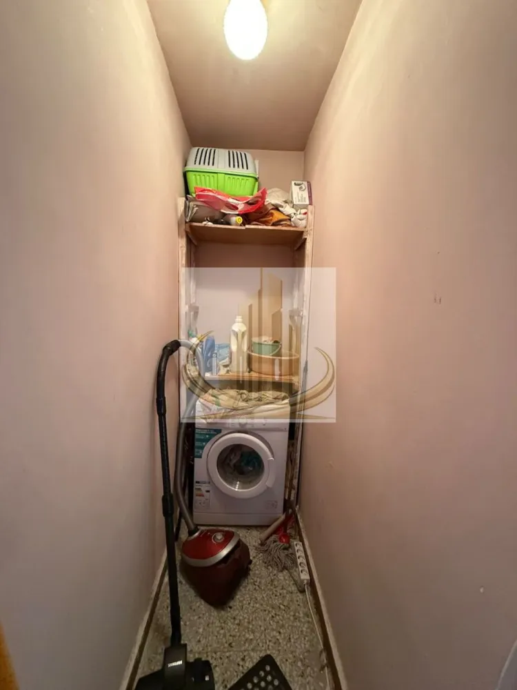 Apartament 3 camere Girocului 65mp 105000 euro - Grand Mobilis Imobiliare vă propune spre vânzare un apartament cu 3 camere, decomandat, situat într-o zonă premium a Timișoarei, în imediata apropiere a Complexului Studențesc și a Spitalului Județean.

Apartamentul este amplasat la etajul 8 din 10, într-un imobil cu lift, și beneficiază de o vedere panoramică spectaculoasă, lumină naturală pe tot parcursul zilei și un nivel ridicat de confort.

Compartimentarea este decomandată și eficientă, iar cele 2 balcoane oferă spațiu suplimentar pentru relaxare și o perspectivă deosebită asupra orașului.

Avantaje:

3 camere decomandate;
Etaj 8 din 10;
2 balcoane;
Vedere panoramică;
Zonă premium, aproape de Complexul Studențesc și Spitalul Județean;
Acces rapid către universități, școli, magazine, farmacii și mijloace de transport în comun;
Ideal atât pentru locuință proprie, cât și pentru investiție.

Datorită amplasării excelente și compartimentării practice, această proprietate reprezintă o alegere inspirată pentru familii, profesioniști sau investitori.

Pentru detalii suplimentare și programarea unei vizionări, contactați Grand Mobilis Imobiliare!

ID intern CP3232014