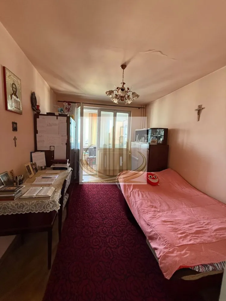 Apartament 3 camere Girocului 65mp 105000 euro - Grand Mobilis Imobiliare vă propune spre vânzare un apartament cu 3 camere, decomandat, situat într-o zonă premium a Timișoarei, în imediata apropiere a Complexului Studențesc și a Spitalului Județean.

Apartamentul este amplasat la etajul 8 din 10, într-un imobil cu lift, și beneficiază de o vedere panoramică spectaculoasă, lumină naturală pe tot parcursul zilei și un nivel ridicat de confort.

Compartimentarea este decomandată și eficientă, iar cele 2 balcoane oferă spațiu suplimentar pentru relaxare și o perspectivă deosebită asupra orașului.

Avantaje:

3 camere decomandate;
Etaj 8 din 10;
2 balcoane;
Vedere panoramică;
Zonă premium, aproape de Complexul Studențesc și Spitalul Județean;
Acces rapid către universități, școli, magazine, farmacii și mijloace de transport în comun;
Ideal atât pentru locuință proprie, cât și pentru investiție.

Datorită amplasării excelente și compartimentării practice, această proprietate reprezintă o alegere inspirată pentru familii, profesioniști sau investitori.

Pentru detalii suplimentare și programarea unei vizionări, contactați Grand Mobilis Imobiliare!

ID intern CP3232014