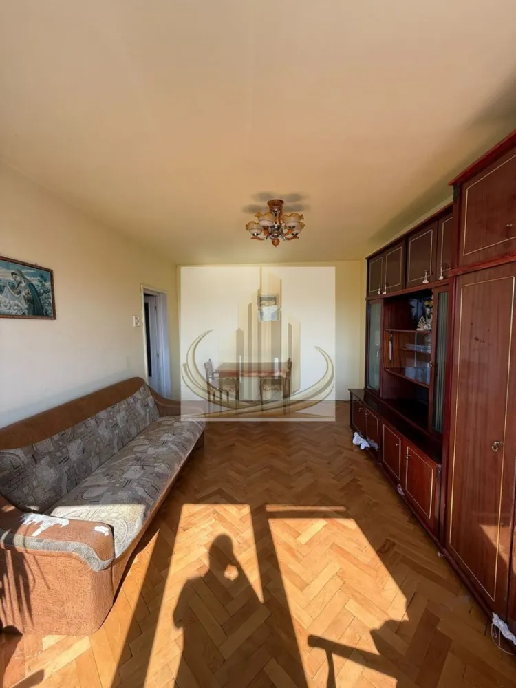 Apartament 3 camere Girocului 65mp 105000 euro - Grand Mobilis Imobiliare vă propune spre vânzare un apartament cu 3 camere, decomandat, situat într-o zonă premium a Timișoarei, în imediata apropiere a Complexului Studențesc și a Spitalului Județean.

Apartamentul este amplasat la etajul 8 din 10, într-un imobil cu lift, și beneficiază de o vedere panoramică spectaculoasă, lumină naturală pe tot parcursul zilei și un nivel ridicat de confort.

Compartimentarea este decomandată și eficientă, iar cele 2 balcoane oferă spațiu suplimentar pentru relaxare și o perspectivă deosebită asupra orașului.

Avantaje:

3 camere decomandate;
Etaj 8 din 10;
2 balcoane;
Vedere panoramică;
Zonă premium, aproape de Complexul Studențesc și Spitalul Județean;
Acces rapid către universități, școli, magazine, farmacii și mijloace de transport în comun;
Ideal atât pentru locuință proprie, cât și pentru investiție.

Datorită amplasării excelente și compartimentării practice, această proprietate reprezintă o alegere inspirată pentru familii, profesioniști sau investitori.

Pentru detalii suplimentare și programarea unei vizionări, contactați Grand Mobilis Imobiliare!

ID intern CP3232014