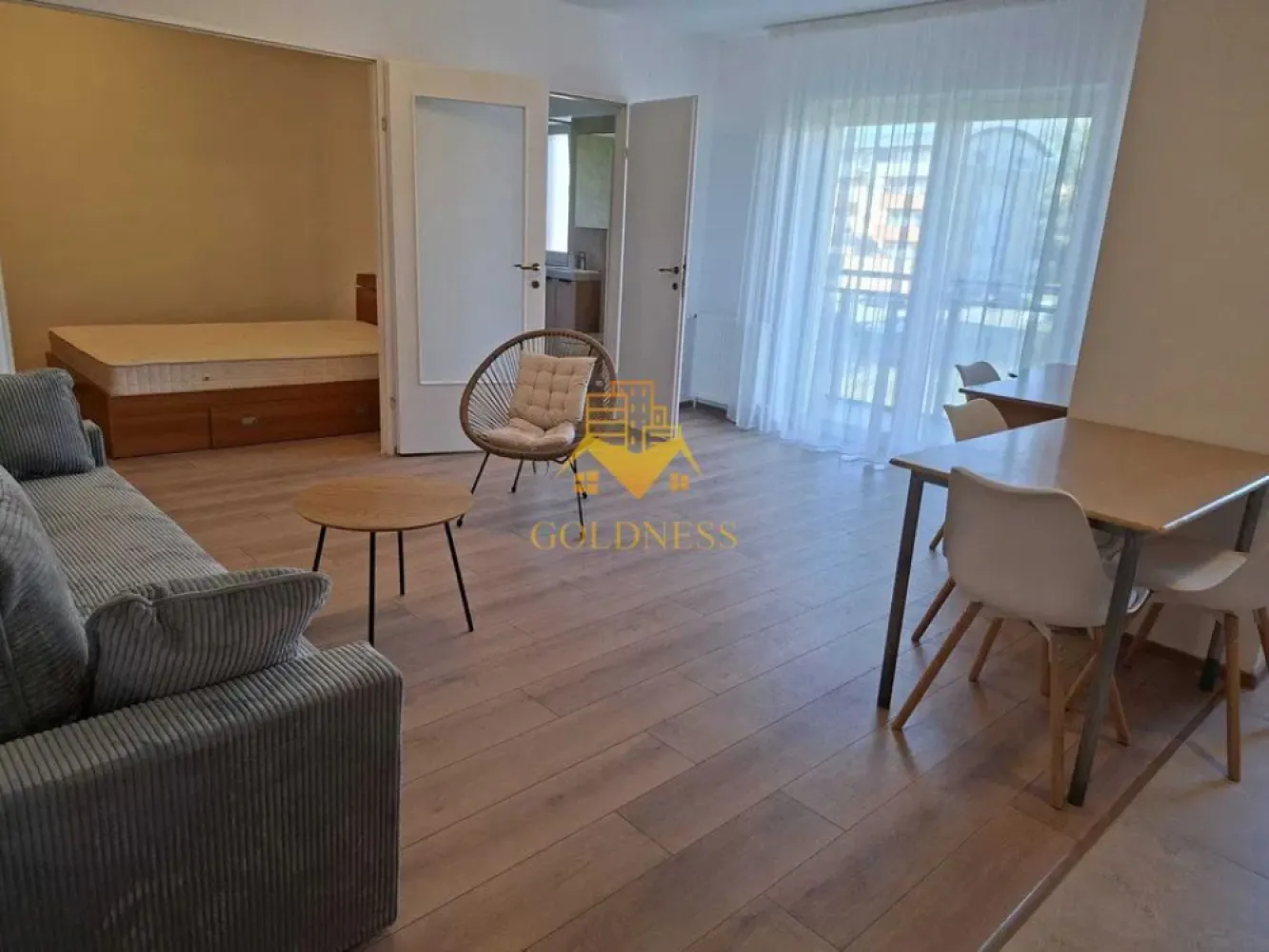 1 camera, Gheorgheni, Constantin Brancusi, Zona Alverna - GOLDNESS Imobiliare vă propune spre închiriere un apartament cu o camera complet mobilat și utilat, la etajul 3 într-un imobil de 4 etaje, în cartierul Gheorgheni. 
 Apartamentul este compartimentat astfel:
- living cu bucatarie open-space complet utilată, canapea extensibla, loc de servit masa.
- Nișa de dormit pe pat dublu, spatiu pentru depozitare
- baie cu cabina de dus calorifer port prosop inox și dulap pentru depozitare.
- balcon 4 mp.

Imobilul este dotat cu toate cele necesare- centrală proprie, mașină de spălat haine, frigider, plită electrică, hotă, etc.
Se află în apropierea stațiilor de transport în comun, magazine, restaurante, spații verzi, farmacii, etc.

Dacă sunteți interesați de acest apartament și doriți să îl vizionați, dar și pentru alte oferte sau detalii nu ezitați să ne contactați telefonic sau prin e-mail - goldnessimobiliare@gmail.com. Vă stăm la dispoziție!
Pentru intermediere se percepe un comision de 50% din prețul chiriei!