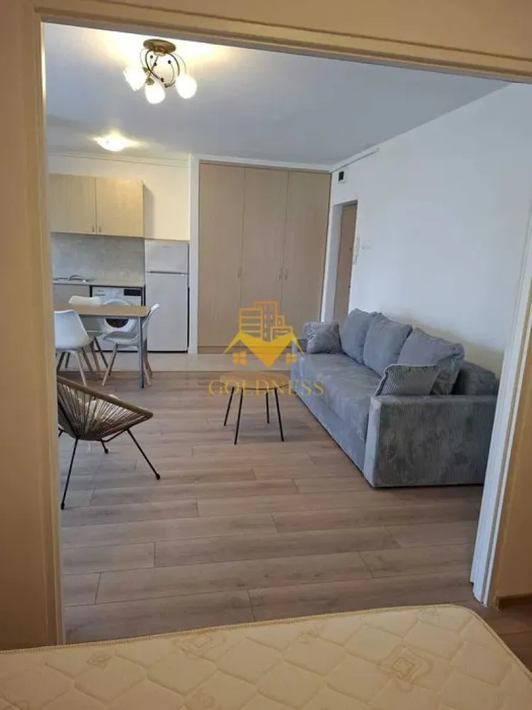 1 camera, Gheorgheni, Constantin Brancusi, Zona Alverna - GOLDNESS Imobiliare vă propune spre închiriere un apartament cu o camera complet mobilat și utilat, la etajul 3 într-un imobil de 4 etaje, în cartierul Gheorgheni. 
 Apartamentul este compartimentat astfel:
- living cu bucatarie open-space complet utilată, canapea extensibla, loc de servit masa.
- Nișa de dormit pe pat dublu, spatiu pentru depozitare
- baie cu cabina de dus calorifer port prosop inox și dulap pentru depozitare.
- balcon 4 mp.

Imobilul este dotat cu toate cele necesare- centrală proprie, mașină de spălat haine, frigider, plită electrică, hotă, etc.
Se află în apropierea stațiilor de transport în comun, magazine, restaurante, spații verzi, farmacii, etc.

Dacă sunteți interesați de acest apartament și doriți să îl vizionați, dar și pentru alte oferte sau detalii nu ezitați să ne contactați telefonic sau prin e-mail - goldnessimobiliare@gmail.com. Vă stăm la dispoziție!
Pentru intermediere se percepe un comision de 50% din prețul chiriei!