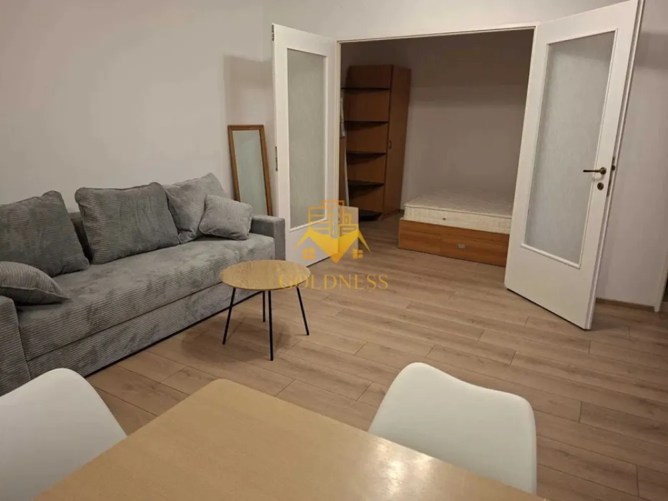 1 camera, Gheorgheni, Constantin Brancusi, Zona Alverna - GOLDNESS Imobiliare vă propune spre închiriere un apartament cu o camera complet mobilat și utilat, la etajul 3 într-un imobil de 4 etaje, în cartierul Gheorgheni. 
 Apartamentul este compartimentat astfel:
- living cu bucatarie open-space complet utilată, canapea extensibla, loc de servit masa.
- Nișa de dormit pe pat dublu, spatiu pentru depozitare
- baie cu cabina de dus calorifer port prosop inox și dulap pentru depozitare.
- balcon 4 mp.

Imobilul este dotat cu toate cele necesare- centrală proprie, mașină de spălat haine, frigider, plită electrică, hotă, etc.
Se află în apropierea stațiilor de transport în comun, magazine, restaurante, spații verzi, farmacii, etc.

Dacă sunteți interesați de acest apartament și doriți să îl vizionați, dar și pentru alte oferte sau detalii nu ezitați să ne contactați telefonic sau prin e-mail - goldnessimobiliare@gmail.com. Vă stăm la dispoziție!
Pentru intermediere se percepe un comision de 50% din prețul chiriei!