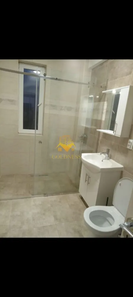 2 camere, modern, terasa, parcare, Urusaului, Terra, Floresti - GOLDNESS Imobiliare vă propune spre închiriere un apartament cu o camera complet mobilat și utilat, la etajul 2 într-un imobil de 5 etaje, în cartierul Terra, Florești.
 Apartamentul este compartimentat astfel:
- living cu bucatarie open-space complet utilată, canapea extensibla, loc de servit masa.
- dormitor cu pat matrimonial, spatiu pentru depozitare, noptiere.
- baie cu cabina de dus calorifer port prosop inox și dulap pentru depozitare.
- terasa de 10 mp.

Imobilul este dotat cu toate cele necesare- centrală proprie, mașină de spălat haine, frigider, plită electrică, hotă, etc.
Se află în apropierea stațiilor de transport în comun, magazine, restaurante, spații verzi, farmacii, etc.
Se poate inchiria parcare cu 30 euro!

Dacă sunteți interesați de acest apartament și doriți să îl vizionați, dar și pentru alte oferte sau detalii nu ezitați să ne contactați telefonic sau prin e-mail - goldnessimobiliare@gmail.com. Vă stăm la dispoziție!
Pentru intermediere se percepe un comision de 50% din prețul chiriei!