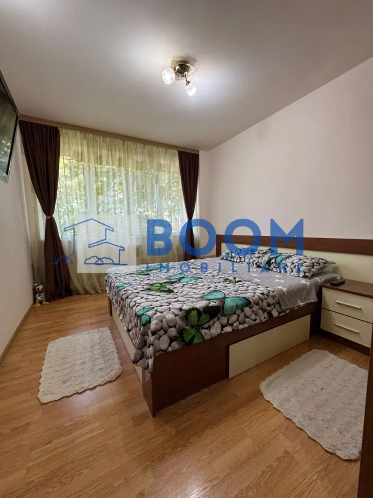 Apartament 2 camere Nord | Parter | Renovat complet | Centrala noua | - MAAC Imobiliare vă propune spre vânzare un apartament decomandat cu 2 camere, situat la parter înalt, într-un bloc izolat termic, în zona Nord.

Apartamentul este o alegere excelentă pentru cei care își doresc o locuință confortabilă, bine întreținută și pregătită pentru mutare imediată. Proprietatea beneficiază de centrală termică nouă cu garanție 7 ani, aer condiționat montat de aproximativ un an, precum și instalație electrică și sanitară nouă.

Se vinde mobilat, exact ca în fotografii, mai puțin electrocasnicele.

Locuința oferă confort, eficiență și avantajul unei zone apreciate, fiind potrivită atât pentru o familie, cât și pentru investiție.

Pentru mai multe detalii și programarea unei vizionări, contactați MAAC Imobiliare! CP3230719