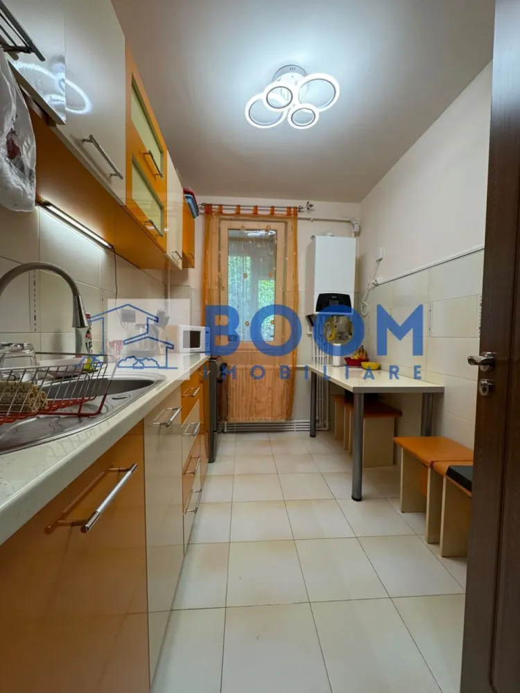 Apartament 2 camere Nord | Parter | Renovat complet | Centrala noua | - MAAC Imobiliare vă propune spre vânzare un apartament decomandat cu 2 camere, situat la parter înalt, într-un bloc izolat termic, în zona Nord.

Apartamentul este o alegere excelentă pentru cei care își doresc o locuință confortabilă, bine întreținută și pregătită pentru mutare imediată. Proprietatea beneficiază de centrală termică nouă cu garanție 7 ani, aer condiționat montat de aproximativ un an, precum și instalație electrică și sanitară nouă.

Se vinde mobilat, exact ca în fotografii, mai puțin electrocasnicele.

Locuința oferă confort, eficiență și avantajul unei zone apreciate, fiind potrivită atât pentru o familie, cât și pentru investiție.

Pentru mai multe detalii și programarea unei vizionări, contactați MAAC Imobiliare! CP3230719