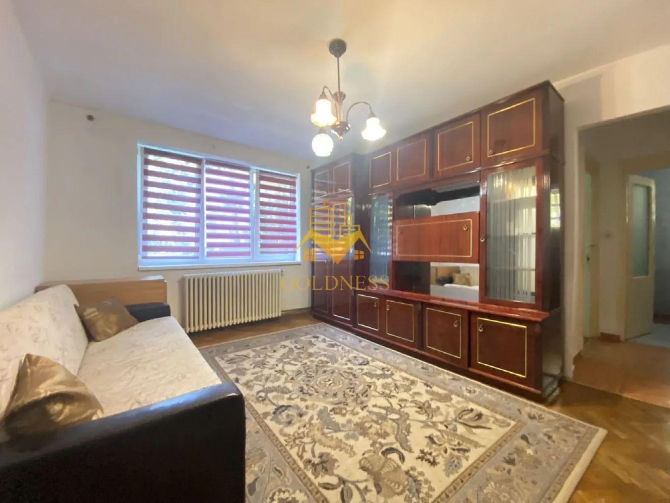 Apartament 2 camere Grigorescu,zona casa Vikingilor,bloc izolat termic - Va prezentam spre vanzare un apartament cu 2 camere, localizat in Cluj-Napoca, cartierul Grigorescu, una dintre cele mai apreciate zone rezidentiale ale orasului.

Imobilul este amplasat intr-o zona linistita si bine conectata, oferind acces rapid catre principalele puncte de interes ale orasului, fiind ideal atat pentru locuit, cat si pentru investitie.

In imediata apropiere regasim:

* Plaja Grigorescu si malul Somesului;
* Cluj Arena;
* Sala Polivalenta BTarena;
* Facultatea de Educatie Fizica si Sport;

De asemenea, proprietatea beneficiaza de acces facil catre statii de transport in comun, magazine, farmacii, scoli si gradinite, toate aflandu-se la doar cateva minute de mers pe jos.

Locatia este una dintre cele mai cautate din Cluj-Napoca, fiind apreciata pentru spatiile verzi generoase, infrastructura dezvoltata si apropierea de centrul orasului.

Apartamentul dispune de o compartimentare semidecomandata.
Compartimentarea este organizata astfel:

* living;
* dormitor;
* bucatarie;
* baie cu geam;
* hol.

Confortul termic este asigurat de centrala termica proprie, cu distributie a caldurii prin calorifere.

Finisajele sunt clasice, iar apartamentul se vinde conform fotografiilor.

Datorita amplasarii excelente, in apropierea zonelor de agrement, a universitatilor si a centrului orasului, proprietatea reprezinta o oportunitate foarte buna atat pentru locuinta proprie, cat si pentru investitie pe termen lung.

Apartamentul este liber de sarcini, iar ca modalitate de plata se accepta atat plata integrala, cat si achizitia prin credit ipotecar.

Pentru mai multe detalii si programarea unei vizionari, nu ezitati sa ne contactati.