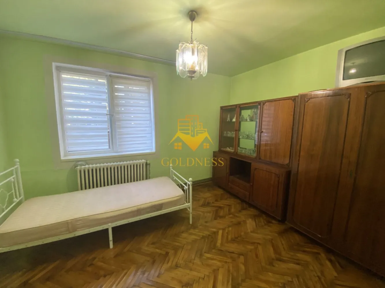 Apartament 2 camere Grigorescu,zona casa Vikingilor,bloc izolat termic - Va prezentam spre vanzare un apartament cu 2 camere, localizat in Cluj-Napoca, cartierul Grigorescu, una dintre cele mai apreciate zone rezidentiale ale orasului.

Imobilul este amplasat intr-o zona linistita si bine conectata, oferind acces rapid catre principalele puncte de interes ale orasului, fiind ideal atat pentru locuit, cat si pentru investitie.

In imediata apropiere regasim:

* Plaja Grigorescu si malul Somesului;
* Cluj Arena;
* Sala Polivalenta BTarena;
* Facultatea de Educatie Fizica si Sport;

De asemenea, proprietatea beneficiaza de acces facil catre statii de transport in comun, magazine, farmacii, scoli si gradinite, toate aflandu-se la doar cateva minute de mers pe jos.

Locatia este una dintre cele mai cautate din Cluj-Napoca, fiind apreciata pentru spatiile verzi generoase, infrastructura dezvoltata si apropierea de centrul orasului.

Apartamentul dispune de o compartimentare semidecomandata.
Compartimentarea este organizata astfel:

* living;
* dormitor;
* bucatarie;
* baie cu geam;
* hol.

Confortul termic este asigurat de centrala termica proprie, cu distributie a caldurii prin calorifere.

Finisajele sunt clasice, iar apartamentul se vinde conform fotografiilor.

Datorita amplasarii excelente, in apropierea zonelor de agrement, a universitatilor si a centrului orasului, proprietatea reprezinta o oportunitate foarte buna atat pentru locuinta proprie, cat si pentru investitie pe termen lung.

Apartamentul este liber de sarcini, iar ca modalitate de plata se accepta atat plata integrala, cat si achizitia prin credit ipotecar.

Pentru mai multe detalii si programarea unei vizionari, nu ezitati sa ne contactati.