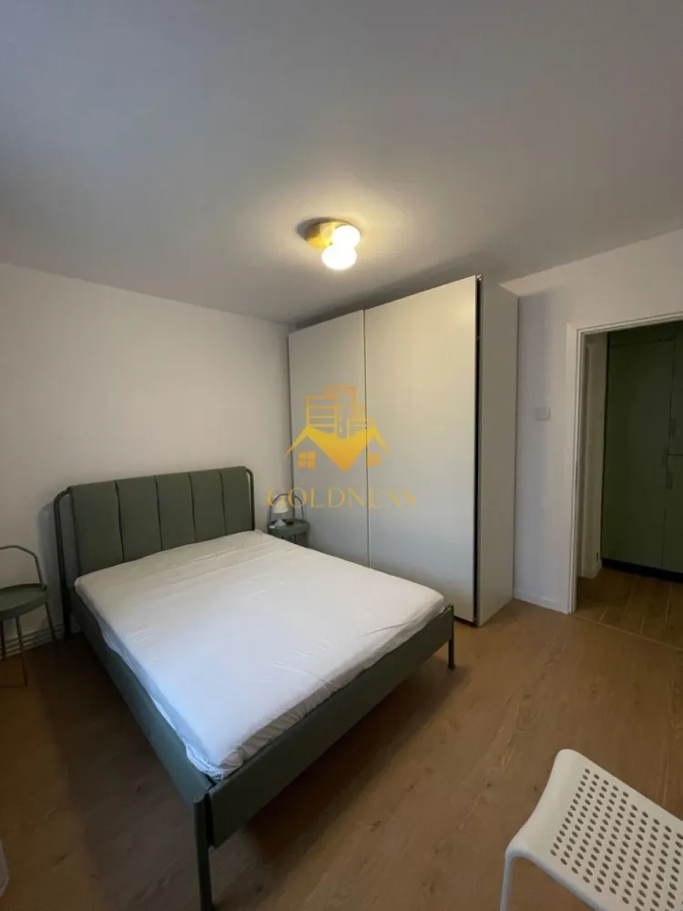 2 camere, Gheorgheni, Nicolae Titulescu, Iulius Mall, FSEGA, Slănic - GOLDNESS Imobiliare vă propune spre închiriere un apartament cu 2 camere complet mobilat și utilat, la etajul 2 într-un imobil de 4 etaje fără lift, în Cartierul Gheorgheni.
Posibilitate de parcare la liber în zona.
Se află în apropierea stațiilor de transport în comun, magazine, restaurante, spații verzi, farmacii, etc. 

Apartamentul este compartimentat astfel:
 - dormitor cu pat matrimonial, dressing, noptiere
 - living cu canapea extensibilă 
 - bucătărie separată complet utilată și mobilată, loc de servit masa 
 - baie cu cada, calorifer port prosop și dulap pentru depozitare.
 - balcon 4mp.

Imobilul este dotat cu toate cele necesare- centrală proprie, frigider, aragaz, hotă, mașină de spălat haine, etc. 

Dacă sunteți interesați de acest apartament și doriți să îl vizionați, dar și pentru alte oferte nu ezitați să ne contactați telefonic sau prin e-mail. Vă stăm la dispoziție!
Pentru intermediere se percepe un comision de 50% din prețul chiriei!