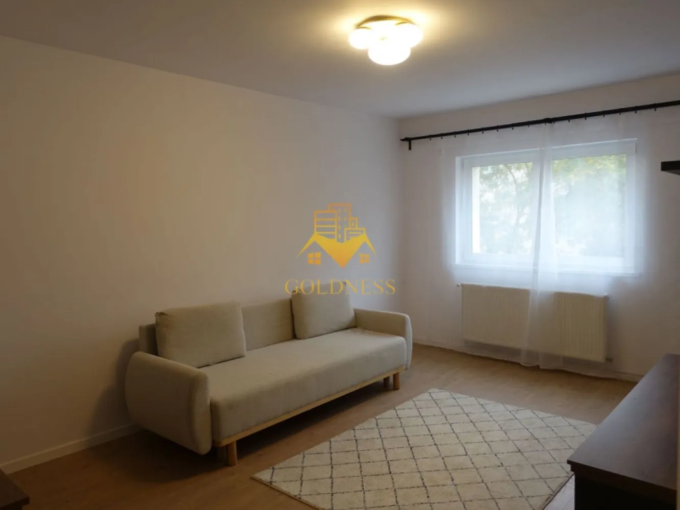 2 camere, Gheorgheni, Nicolae Titulescu, Iulius Mall, FSEGA, Slănic - GOLDNESS Imobiliare vă propune spre închiriere un apartament cu 2 camere complet mobilat și utilat, la etajul 2 într-un imobil de 4 etaje fără lift, în Cartierul Gheorgheni.
Posibilitate de parcare la liber în zona.
Se află în apropierea stațiilor de transport în comun, magazine, restaurante, spații verzi, farmacii, etc. 

Apartamentul este compartimentat astfel:
 - dormitor cu pat matrimonial, dressing, noptiere
 - living cu canapea extensibilă 
 - bucătărie separată complet utilată și mobilată, loc de servit masa 
 - baie cu cada, calorifer port prosop și dulap pentru depozitare.
 - balcon 4mp.

Imobilul este dotat cu toate cele necesare- centrală proprie, frigider, aragaz, hotă, mașină de spălat haine, etc. 

Dacă sunteți interesați de acest apartament și doriți să îl vizionați, dar și pentru alte oferte nu ezitați să ne contactați telefonic sau prin e-mail. Vă stăm la dispoziție!
Pentru intermediere se percepe un comision de 50% din prețul chiriei!
