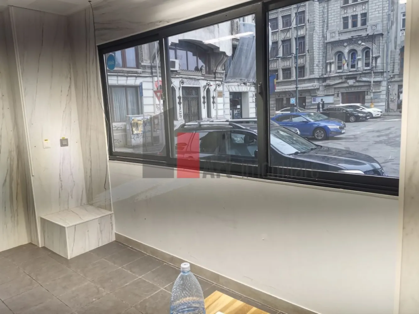%0 Comision Spatiu comercial de inchiriat in zona Kogalniceanu/Cismigiu - Spațiu Comercial Ultracentral, Ideal Pentru HoReCa – 52 Mp Utili

Vă Prezentăm Spre Închiriere Un Spațiu Comercial Cu Poziționare Excelentă, Situat Într-O Zonă Ultracentrală, La Intersecția Unor Artere Intens Circulate Și În Apropierea Principalelor Puncte De Interes Ale Orașului. Amplasamentul Beneficiază De Trafic Pietonal Intens Și Vizibilitate Foarte Bună, Oferind Acces Facil Atât Pentru Clienți, Cât Și Pentru Activitatea De Aprovizionare.

Spațiul Dispune De O Suprafață Utilă Totală De 52 Mp, Distribuită Eficient Pe Două Niveluri:

26 Mp Utili La Parter;
26 Mp Utili La Demisol.

Parterul Beneficiază De Vitrină Stradală De Aproximativ 4 Ml, Oferind Vizibilitate Și Expunere Foarte Bună Către Zona De Trafic. Demisolul Este Complet Funcțional Și Poate Fi Utilizat Atât Pentru Activitatea De Preparare, Cât Și Pentru Depozitare, Laborator Sau Spațiu Tehnic.

Proprietatea A Funcționat Anterior Ca Unitate HoReCa, Ambele Niveluri Fiind Utilizate Pentru Prepararea Produselor Alimentare. Datorită Acestei Configurații, Viitorul Chiriaș Poate Organiza Fluxul De Lucru În Funcție De Necesitățile Propriei Activități.

Dotări Și Avantaje:

Curent Trifazic;
Apă Curentă Și Canalizare;
Grup Sanitar Propriu;
Spațiu Recent Renovat;
Finisaje De Bună Calitate;
Vitrină Stradală De 4 Ml;
Poziționare La Intersecție;
Trafic Pietonal Intens;
Posibilitate De Montare Facilă A Tubulaturii Pentru Hotă;
Zonă Destinată Depozitării Frigorifice;
Documentație Completă Pentru Funcțiunea De Spațiu Comercial;
Acces Facil Pentru Aprovizionare Și Operare Zilnică.

Lipsa Racordului La Gaze Naturale Este Compensată De Existența Curentului Trifazic, Ceea Ce Permite Utilizarea Echipamentelor Profesionale Electrice Necesare Activităților De Alimentație Publică.

Datorită Poziției Centrale Și Configurației Eficiente, Spațiul Este Recomandat Pentru Fast-Food, Takeaway, Livrare, Bucătărie De Producție, Laborator De Cofetărie Sau Patiserie, Cafenea, Bistro, Gelaterie, Dark Kitchen, Catering Sau Alte Activități Din Domeniul HoReCa.

Poziționarea Ultracentrală, Amplasarea La Intersecție, Traficul Pietonal Intens, Istoricul Comercial Al Spațiului Și Posibilitatea De Amenajare Rapidă Transformă Această Proprietate Într-O Oportunitate Excelentă Pentru Operatorii Din Domeniul Alimentației Publice Care Își Doresc O Locație Cu Vizibilitate Ridicată, Eficientă Și Pregătită Pentru Desfășurarea Activității.