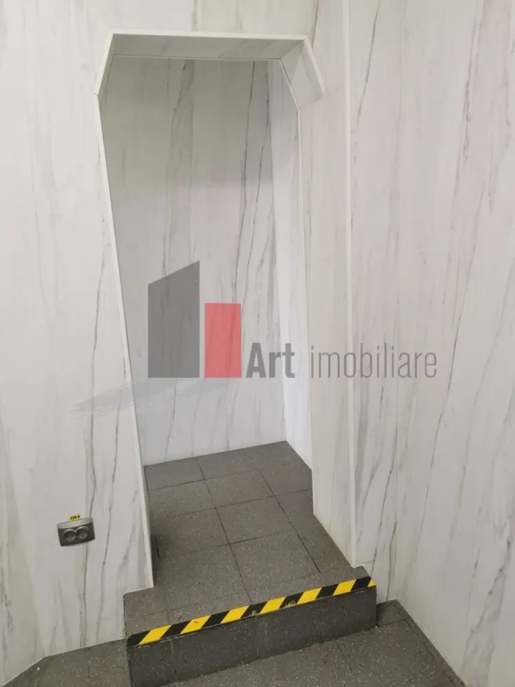 %0 Comision Spatiu comercial de inchiriat in zona Kogalniceanu/Cismigiu - Spațiu Comercial Ultracentral, Ideal Pentru HoReCa – 52 Mp Utili

Vă Prezentăm Spre Închiriere Un Spațiu Comercial Cu Poziționare Excelentă, Situat Într-O Zonă Ultracentrală, La Intersecția Unor Artere Intens Circulate Și În Apropierea Principalelor Puncte De Interes Ale Orașului. Amplasamentul Beneficiază De Trafic Pietonal Intens Și Vizibilitate Foarte Bună, Oferind Acces Facil Atât Pentru Clienți, Cât Și Pentru Activitatea De Aprovizionare.

Spațiul Dispune De O Suprafață Utilă Totală De 52 Mp, Distribuită Eficient Pe Două Niveluri:

26 Mp Utili La Parter;
26 Mp Utili La Demisol.

Parterul Beneficiază De Vitrină Stradală De Aproximativ 4 Ml, Oferind Vizibilitate Și Expunere Foarte Bună Către Zona De Trafic. Demisolul Este Complet Funcțional Și Poate Fi Utilizat Atât Pentru Activitatea De Preparare, Cât Și Pentru Depozitare, Laborator Sau Spațiu Tehnic.

Proprietatea A Funcționat Anterior Ca Unitate HoReCa, Ambele Niveluri Fiind Utilizate Pentru Prepararea Produselor Alimentare. Datorită Acestei Configurații, Viitorul Chiriaș Poate Organiza Fluxul De Lucru În Funcție De Necesitățile Propriei Activități.

Dotări Și Avantaje:

Curent Trifazic;
Apă Curentă Și Canalizare;
Grup Sanitar Propriu;
Spațiu Recent Renovat;
Finisaje De Bună Calitate;
Vitrină Stradală De 4 Ml;
Poziționare La Intersecție;
Trafic Pietonal Intens;
Posibilitate De Montare Facilă A Tubulaturii Pentru Hotă;
Zonă Destinată Depozitării Frigorifice;
Documentație Completă Pentru Funcțiunea De Spațiu Comercial;
Acces Facil Pentru Aprovizionare Și Operare Zilnică.

Lipsa Racordului La Gaze Naturale Este Compensată De Existența Curentului Trifazic, Ceea Ce Permite Utilizarea Echipamentelor Profesionale Electrice Necesare Activităților De Alimentație Publică.

Datorită Poziției Centrale Și Configurației Eficiente, Spațiul Este Recomandat Pentru Fast-Food, Takeaway, Livrare, Bucătărie De Producție, Laborator De Cofetărie Sau Patiserie, Cafenea, Bistro, Gelaterie, Dark Kitchen, Catering Sau Alte Activități Din Domeniul HoReCa.

Poziționarea Ultracentrală, Amplasarea La Intersecție, Traficul Pietonal Intens, Istoricul Comercial Al Spațiului Și Posibilitatea De Amenajare Rapidă Transformă Această Proprietate Într-O Oportunitate Excelentă Pentru Operatorii Din Domeniul Alimentației Publice Care Își Doresc O Locație Cu Vizibilitate Ridicată, Eficientă Și Pregătită Pentru Desfășurarea Activității.